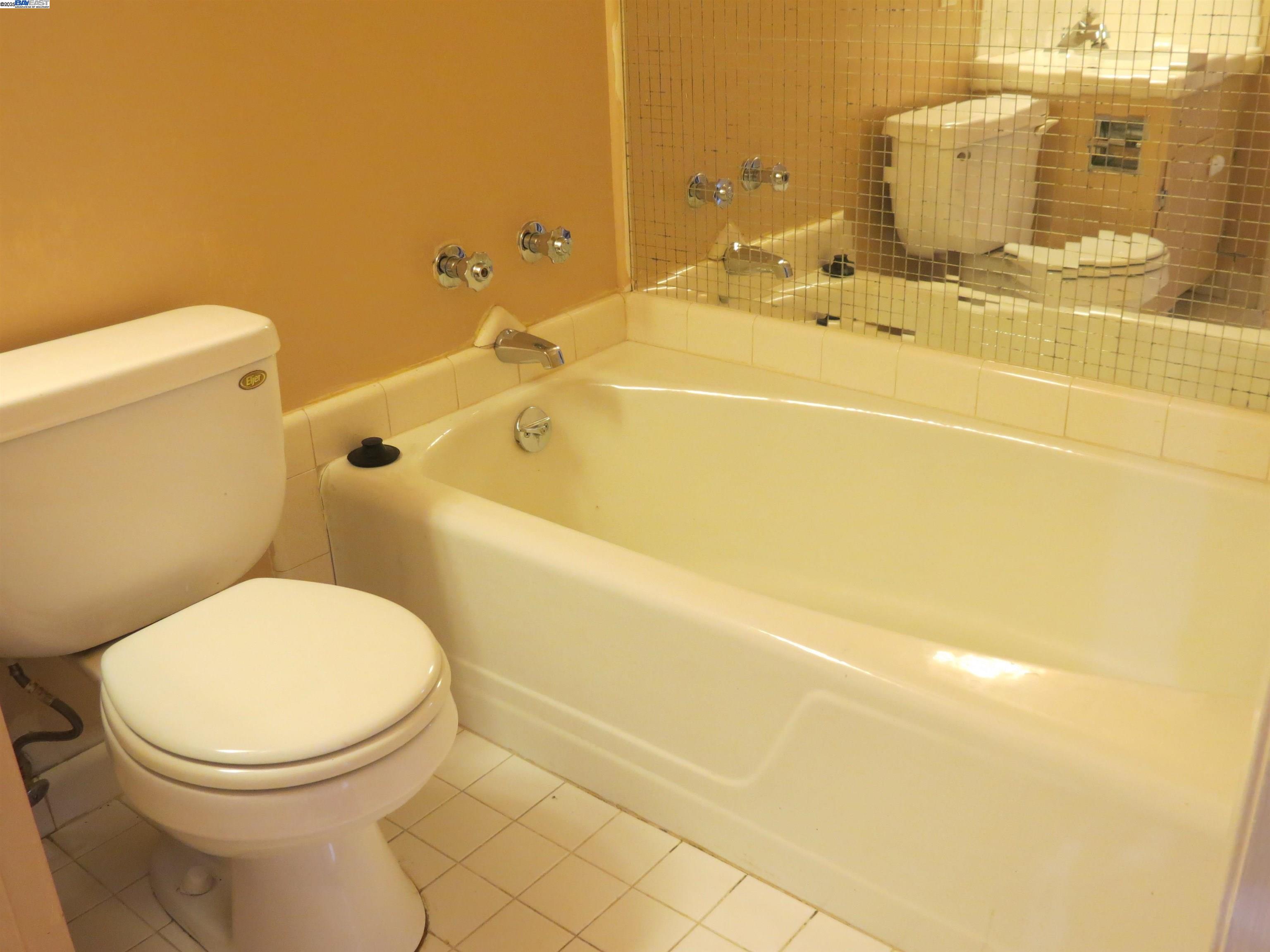 Detail Gallery Image 14 of 44 For 1390 Lake Chabot, San Leandro,  CA 94577 - 2 Beds | 2 Baths