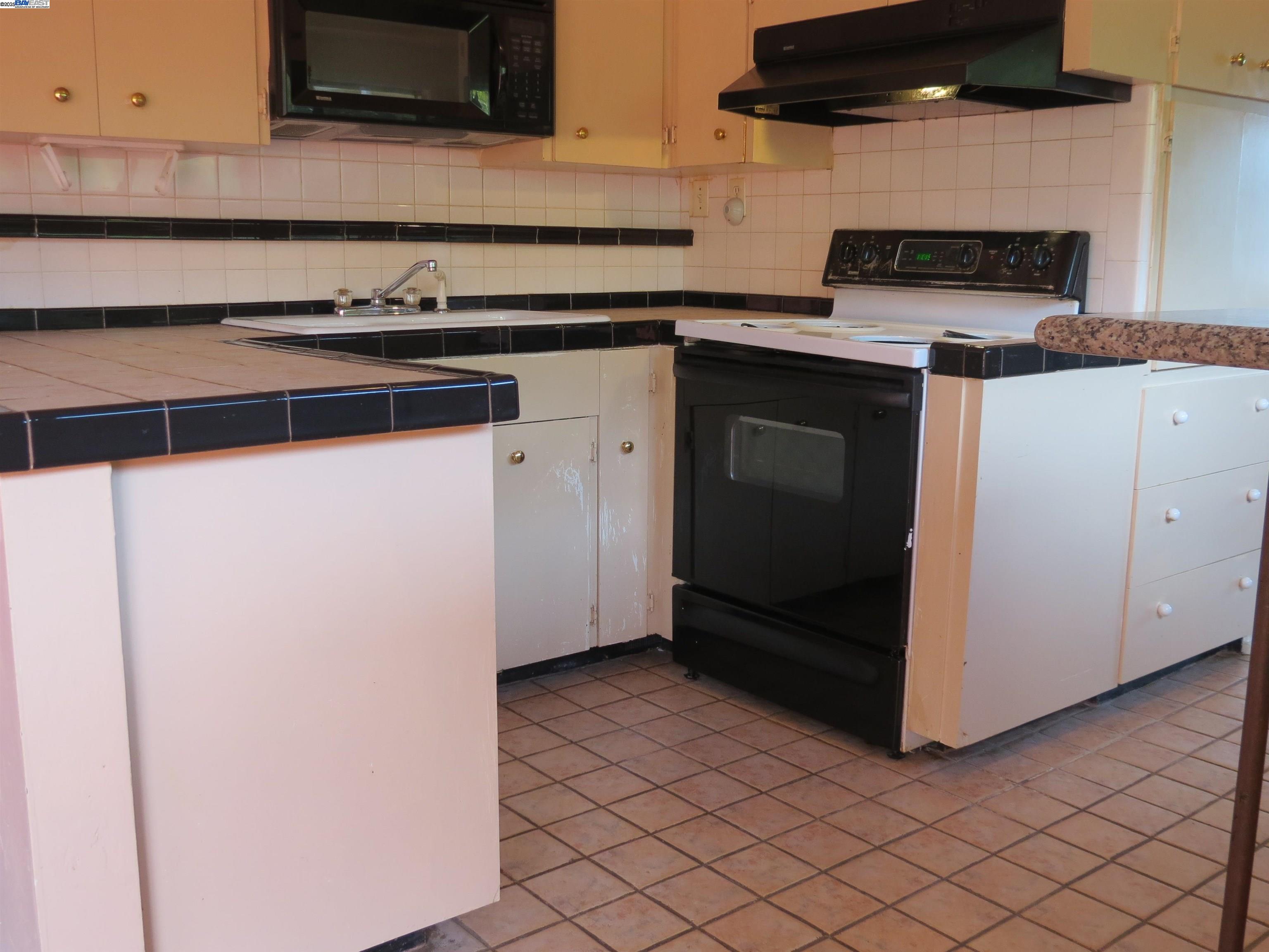 Detail Gallery Image 17 of 44 For 1390 Lake Chabot, San Leandro,  CA 94577 - 2 Beds | 2 Baths