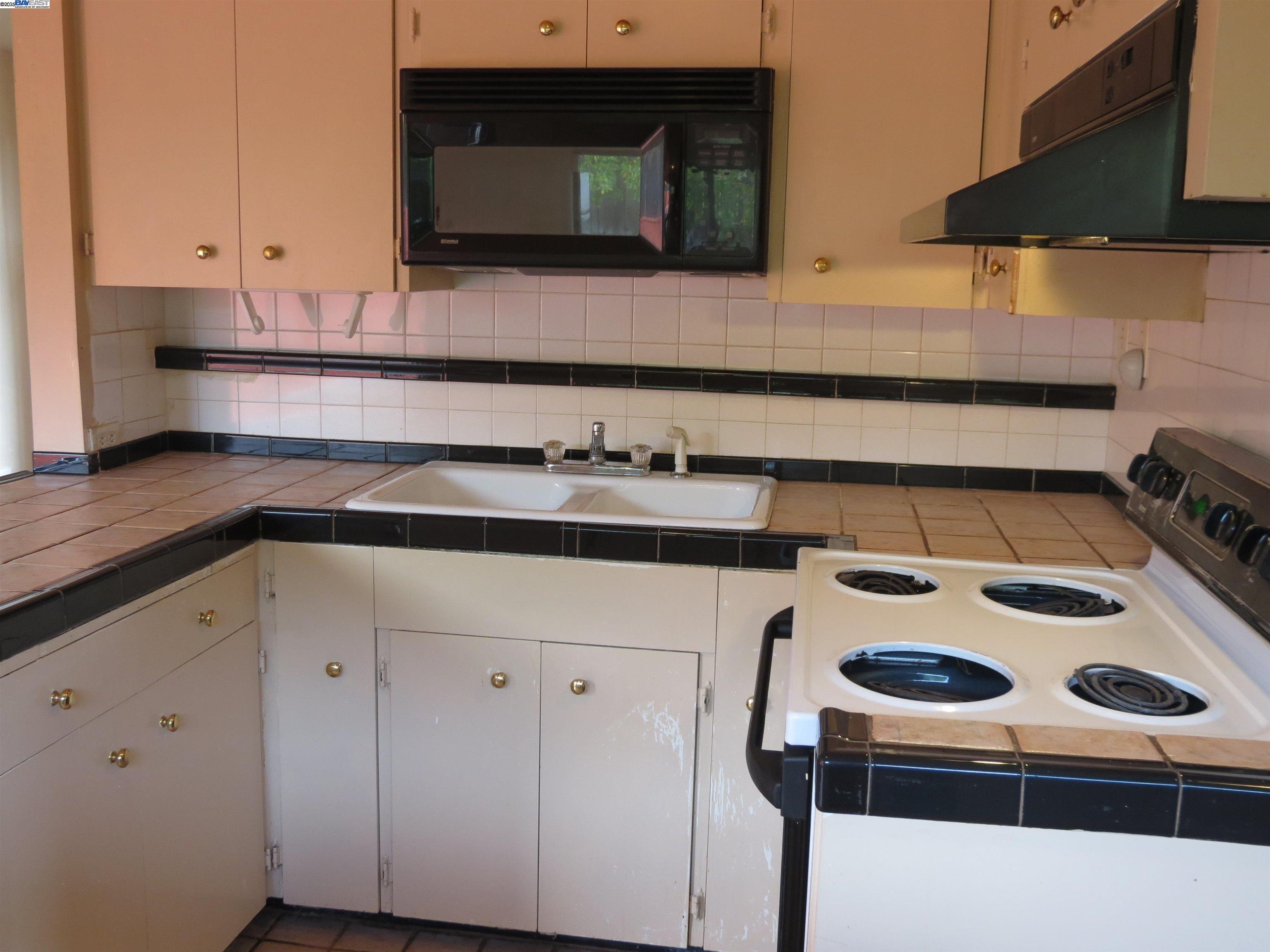 Detail Gallery Image 18 of 44 For 1390 Lake Chabot, San Leandro,  CA 94577 - 2 Beds | 2 Baths