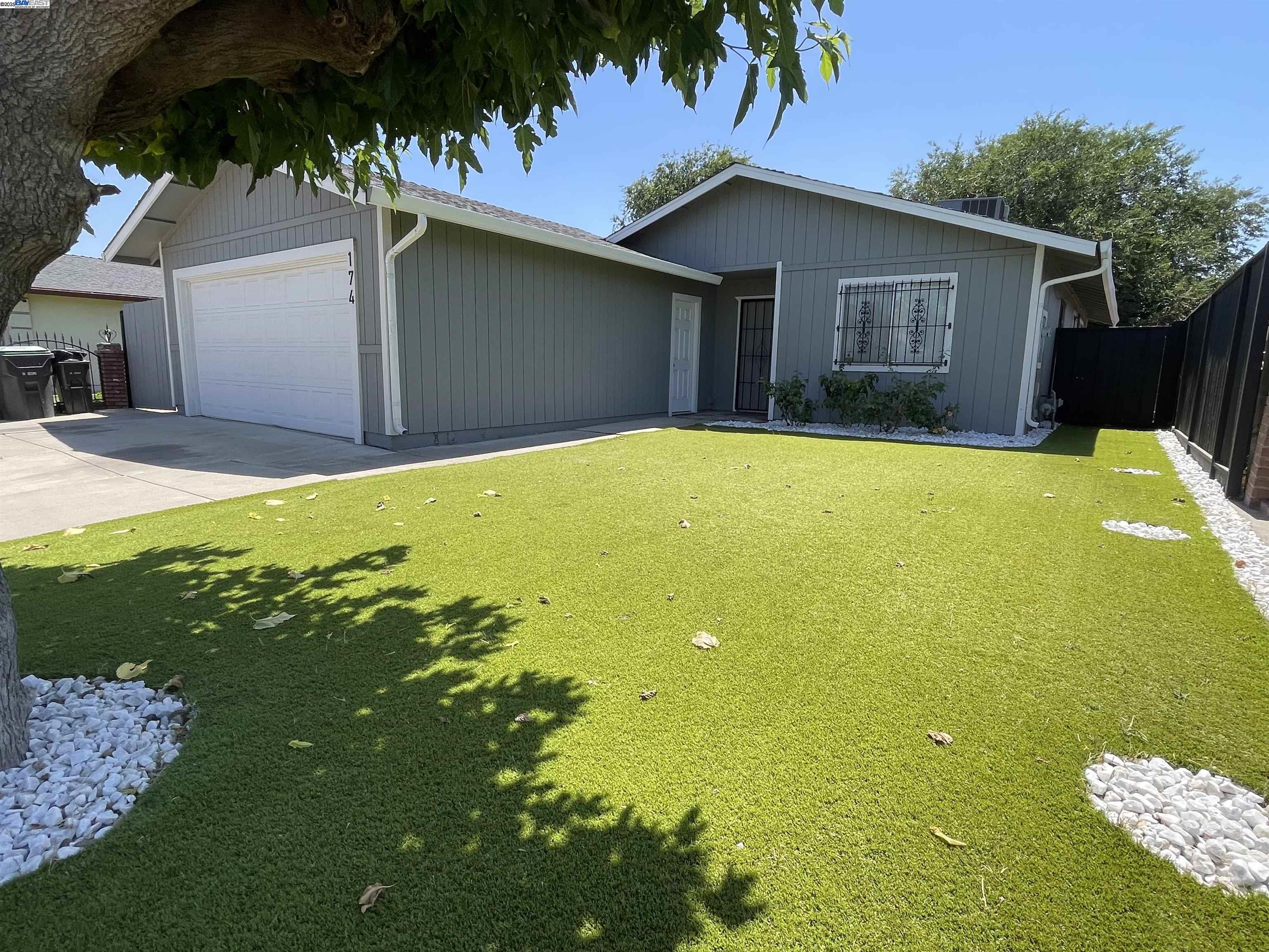 Detail Gallery Image 2 of 24 For 174 Horton Ave, Stockton,  CA 95206 - 3 Beds | 2 Baths