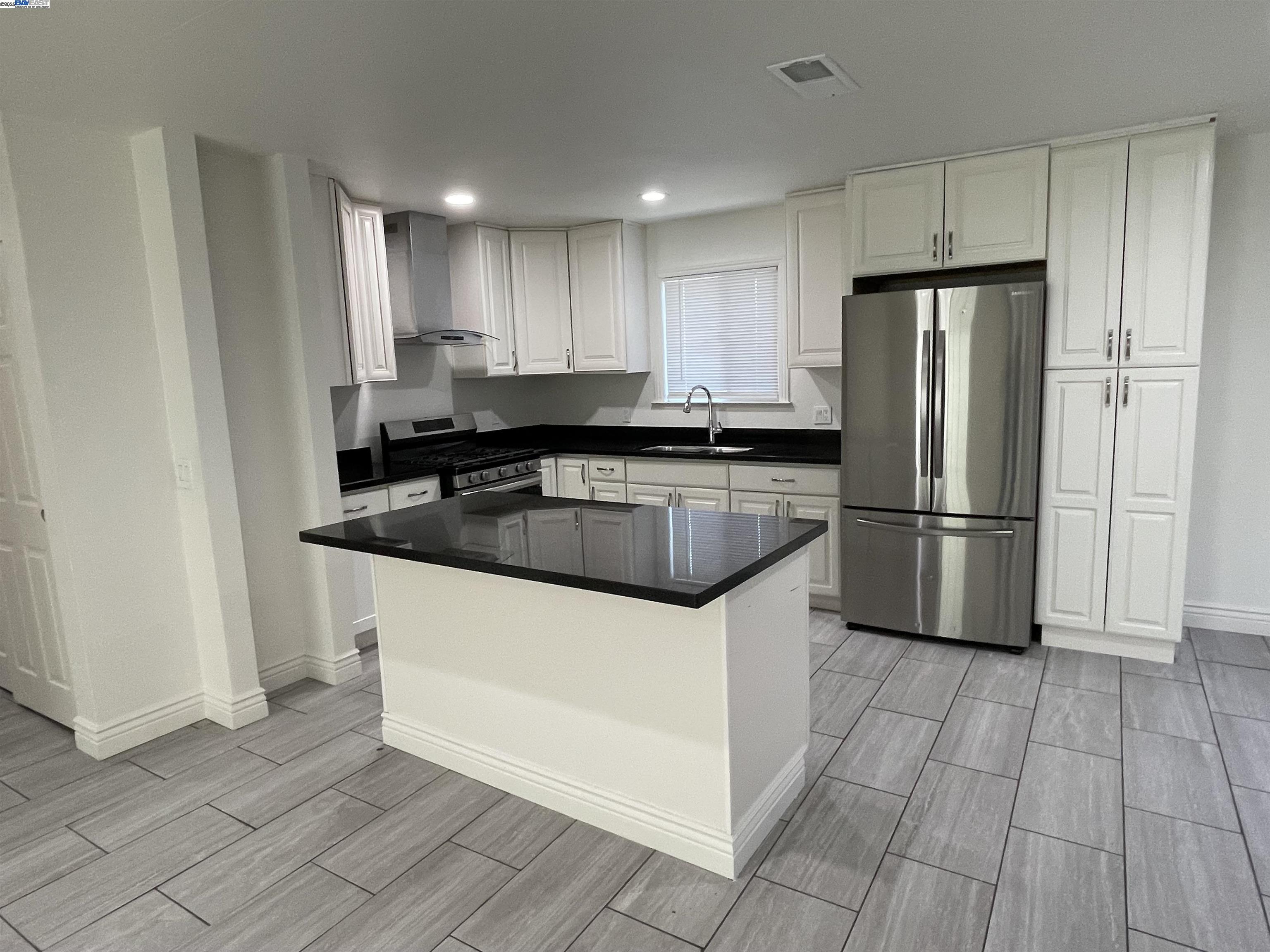 Detail Gallery Image 3 of 24 For 174 Horton Ave, Stockton,  CA 95206 - 3 Beds | 2 Baths