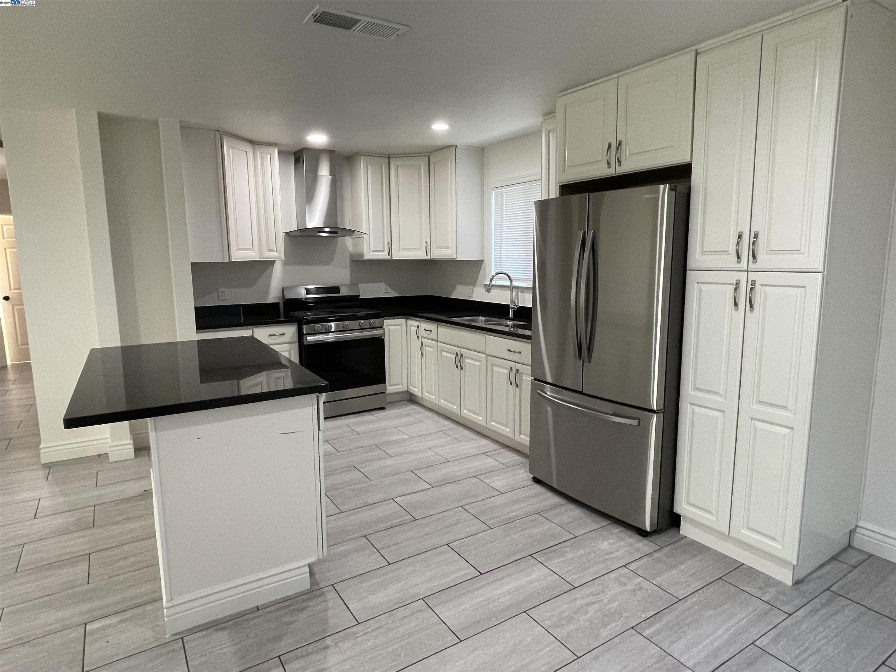 Detail Gallery Image 4 of 24 For 174 Horton Ave, Stockton,  CA 95206 - 3 Beds | 2 Baths