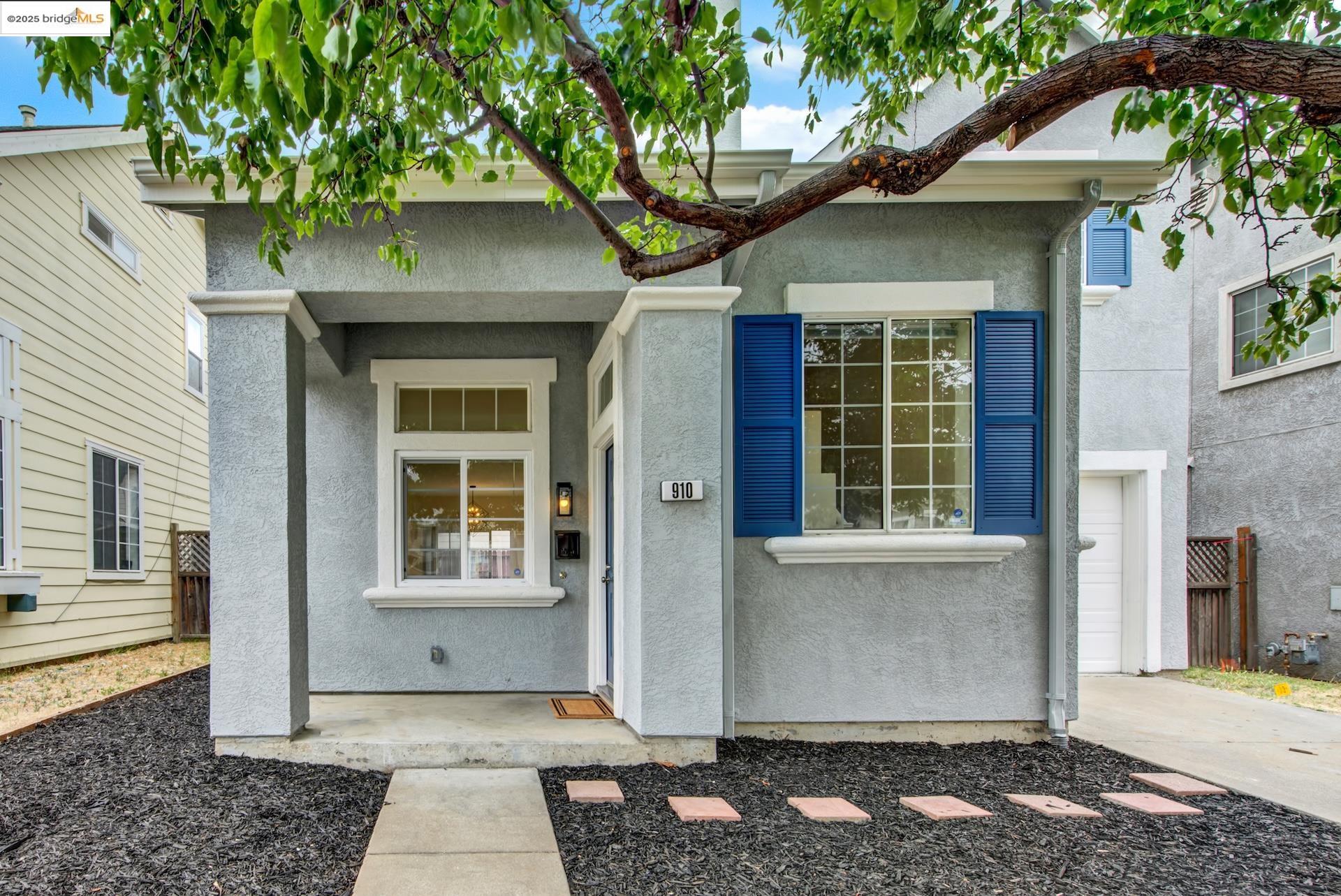 Detail Gallery Image 1 of 1 For 910 Myrtle St, Oakland,  CA 94607 - 3 Beds | 2/1 Baths