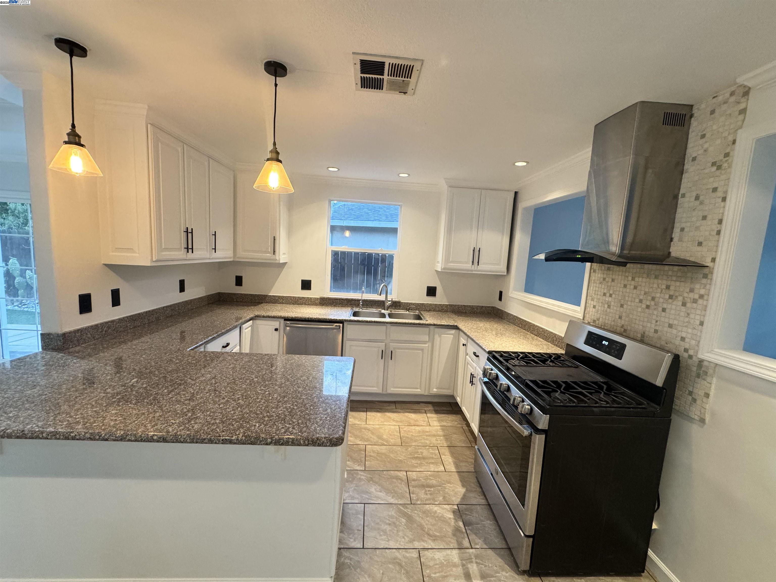 Detail Gallery Image 3 of 18 For 2621 Altos Ave, Sacramento,  CA 95815 - 5 Beds | 3 Baths