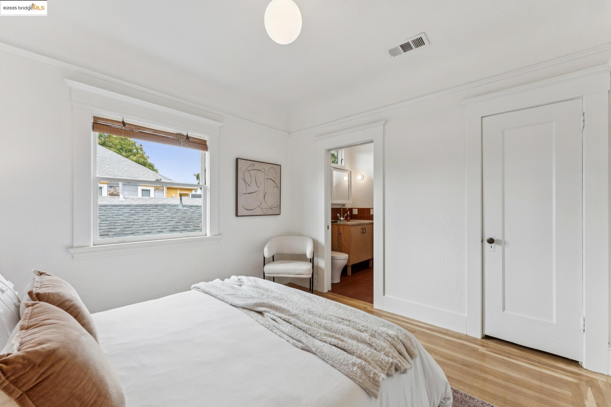 Detail Gallery Image 12 of 58 For 676 45th St, Oakland,  CA 94609 - – Beds | – Baths