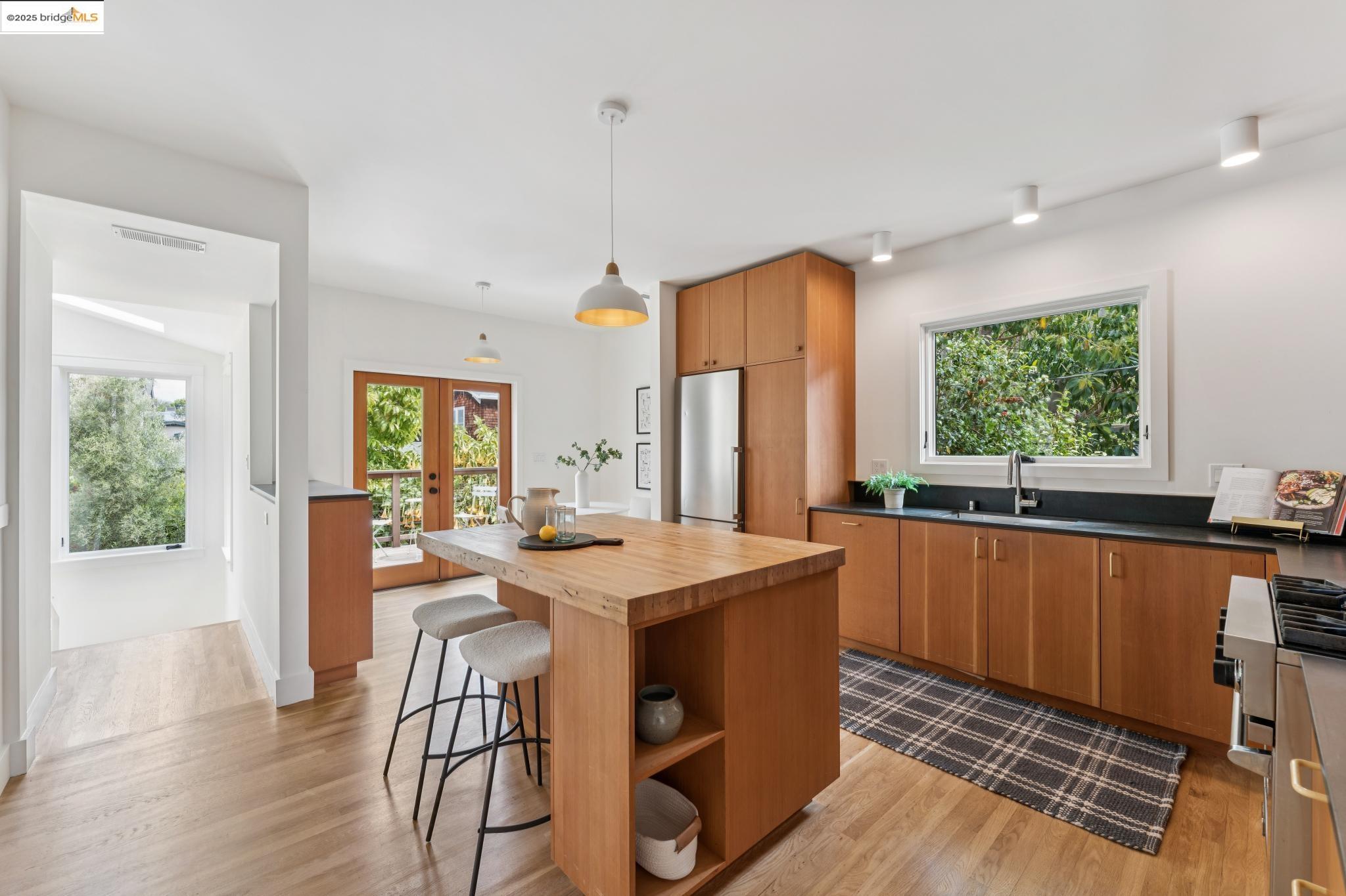 Detail Gallery Image 19 of 58 For 676 45th St, Oakland,  CA 94609 - – Beds | – Baths