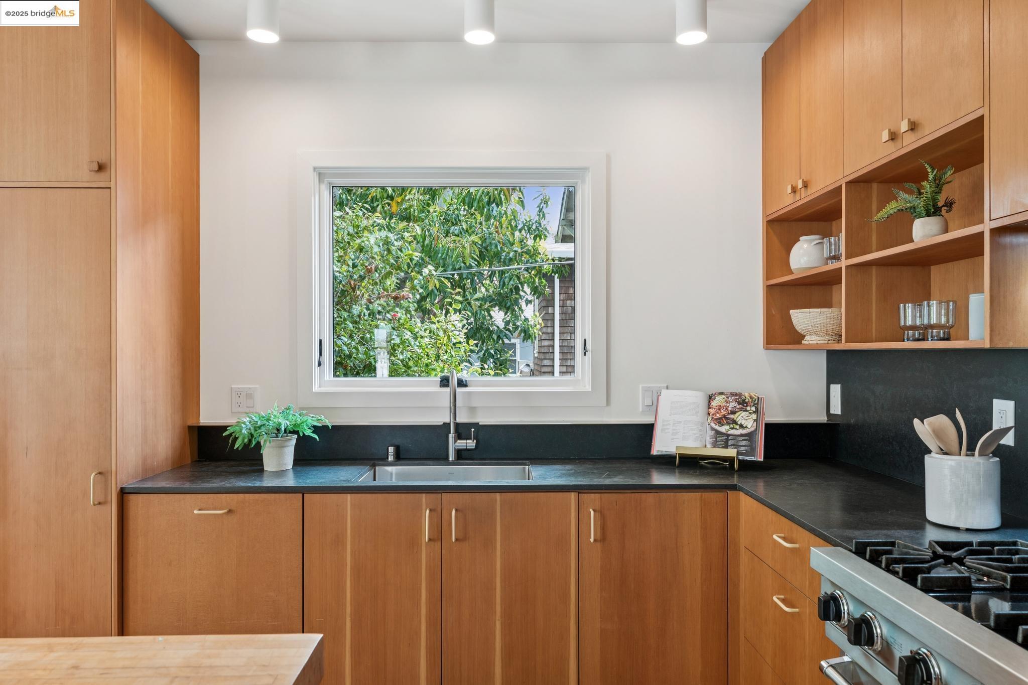 Detail Gallery Image 20 of 58 For 676 45th St, Oakland,  CA 94609 - – Beds | – Baths