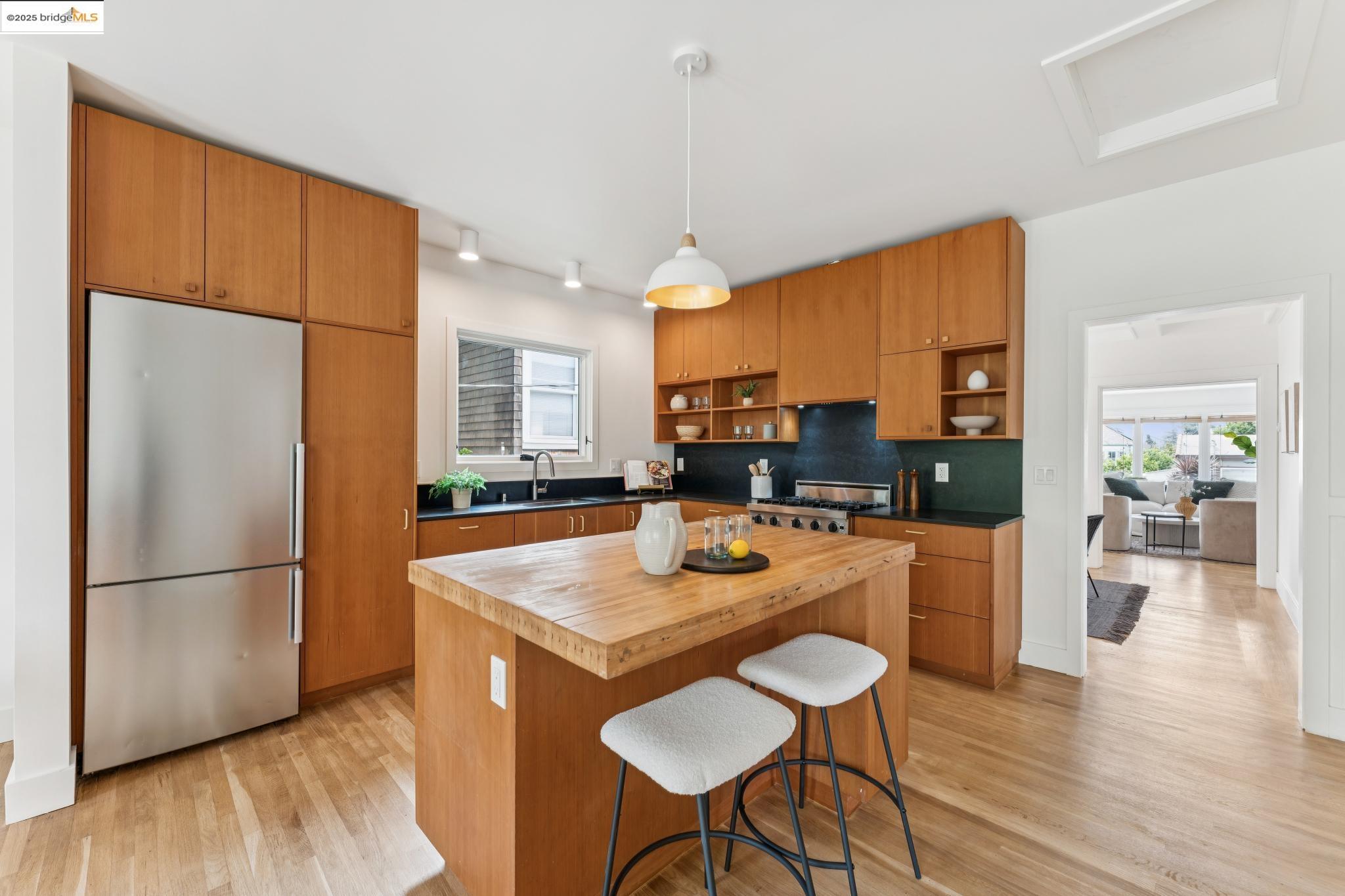 Detail Gallery Image 21 of 58 For 676 45th St, Oakland,  CA 94609 - – Beds | – Baths