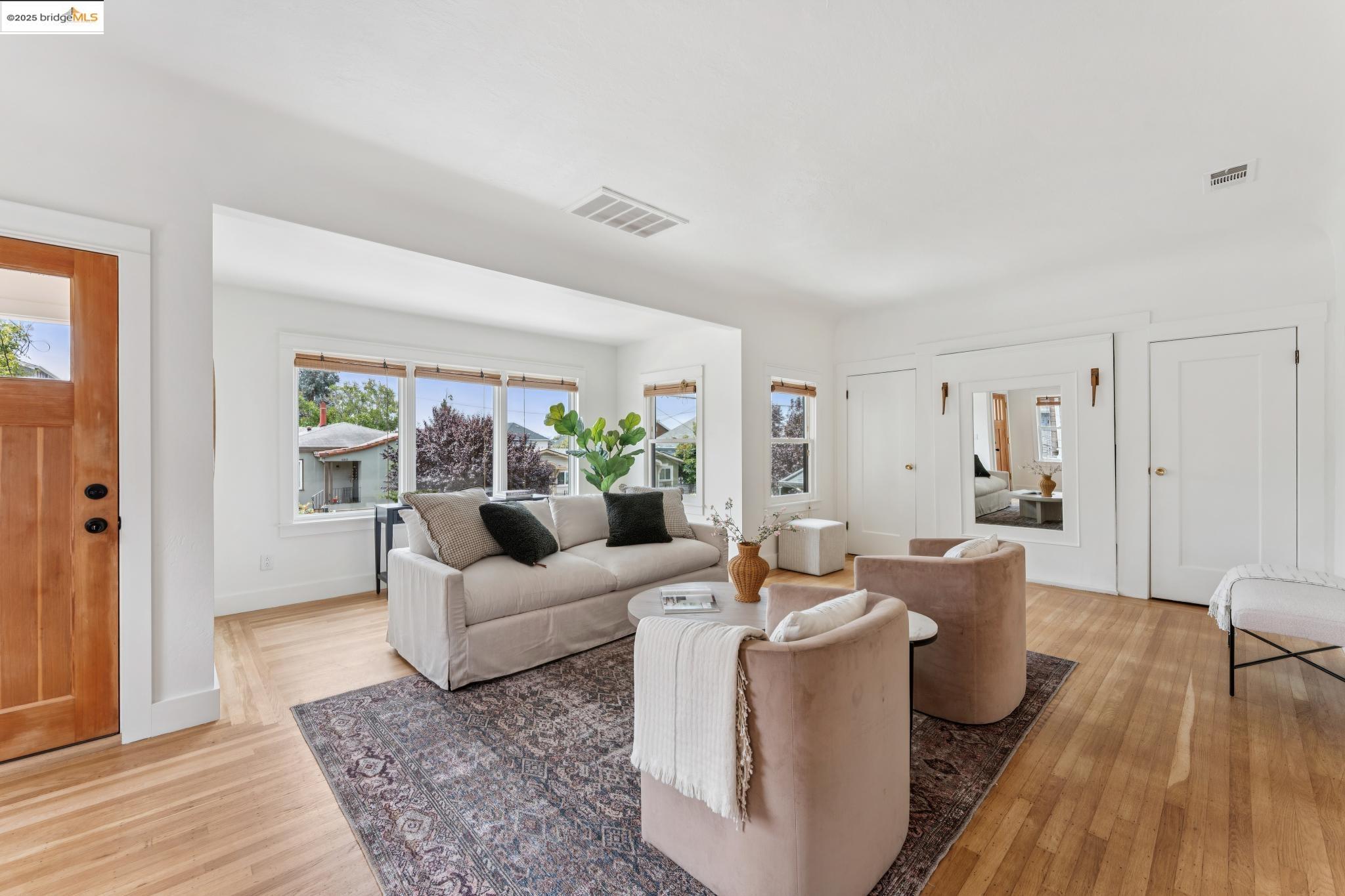 Detail Gallery Image 5 of 58 For 676 45th St, Oakland,  CA 94609 - – Beds | – Baths