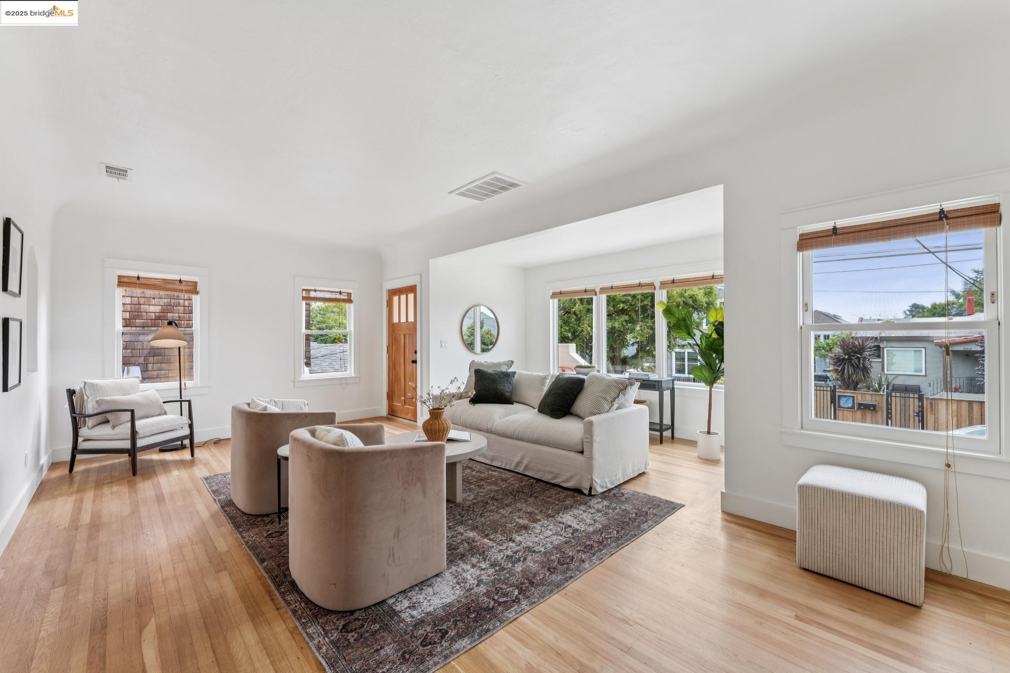 Detail Gallery Image 6 of 58 For 676 45th St, Oakland,  CA 94609 - – Beds | – Baths