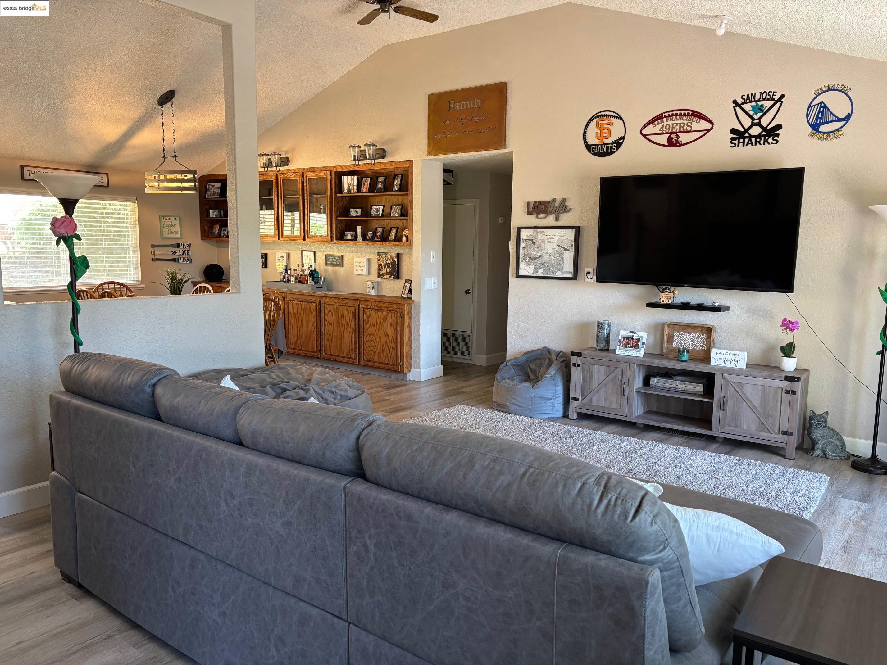 Detail Gallery Image 2 of 26 For 20409 Pine Mountain Dr., Groveland,  CA 95321-9414 - 3 Beds | 2 Baths