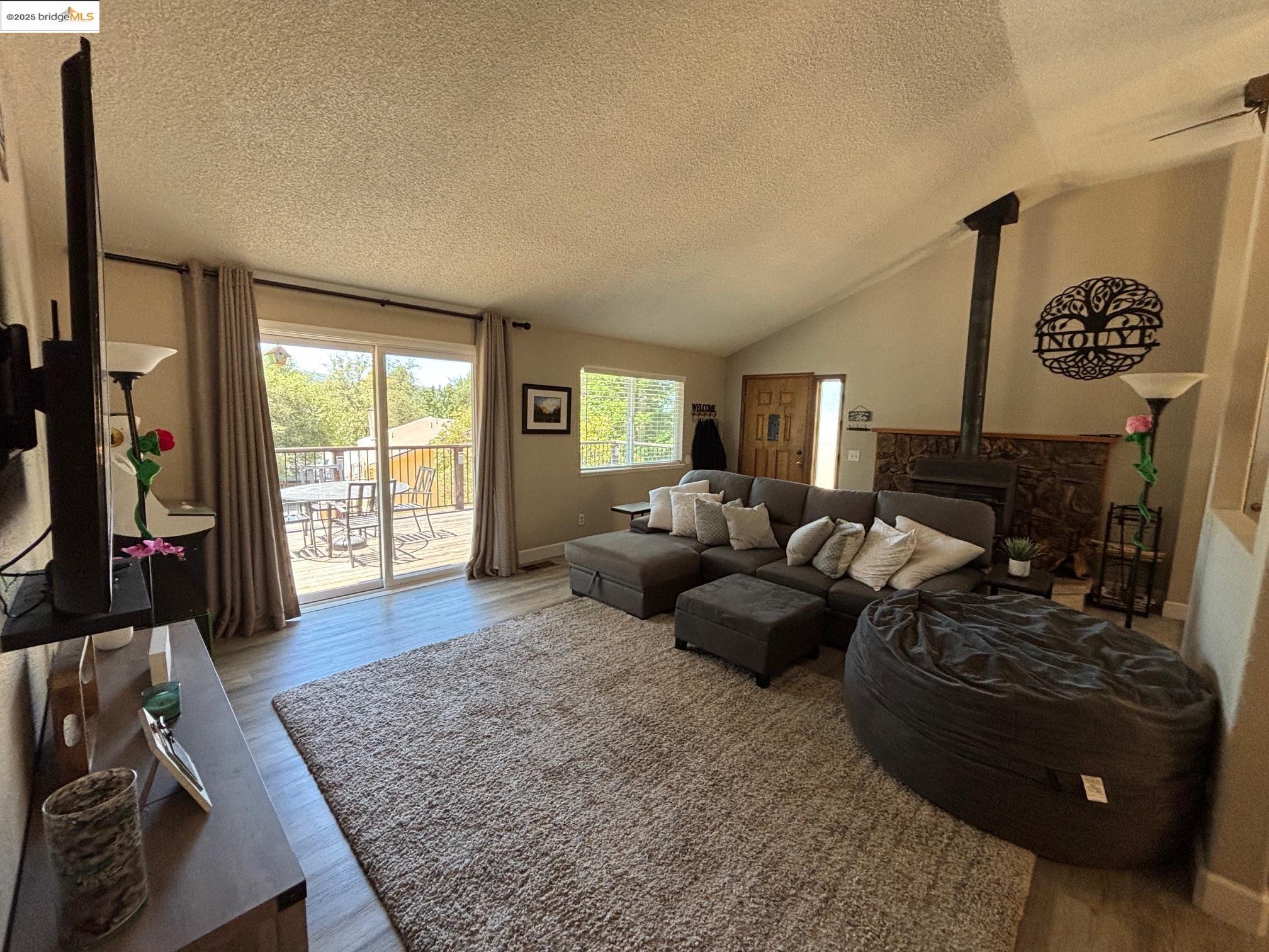 Detail Gallery Image 3 of 26 For 20409 Pine Mountain Dr., Groveland,  CA 95321-9414 - 3 Beds | 2 Baths