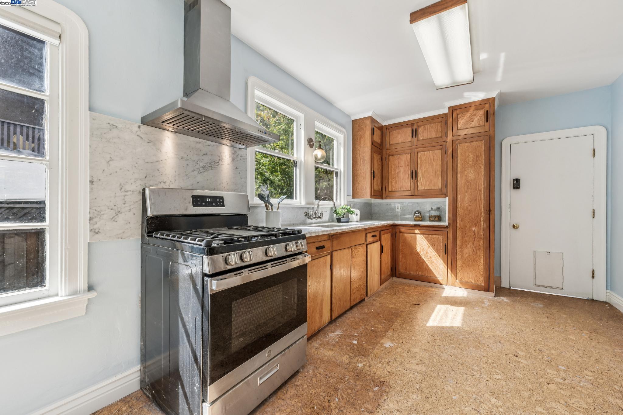 Detail Gallery Image 17 of 35 For 1405 Chestnut St, Alameda,  CA 94501 - 2 Beds | 2 Baths
