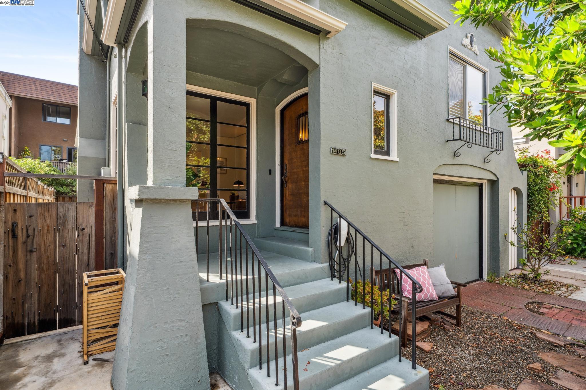 Detail Gallery Image 3 of 35 For 1405 Chestnut St, Alameda,  CA 94501 - 2 Beds | 2 Baths
