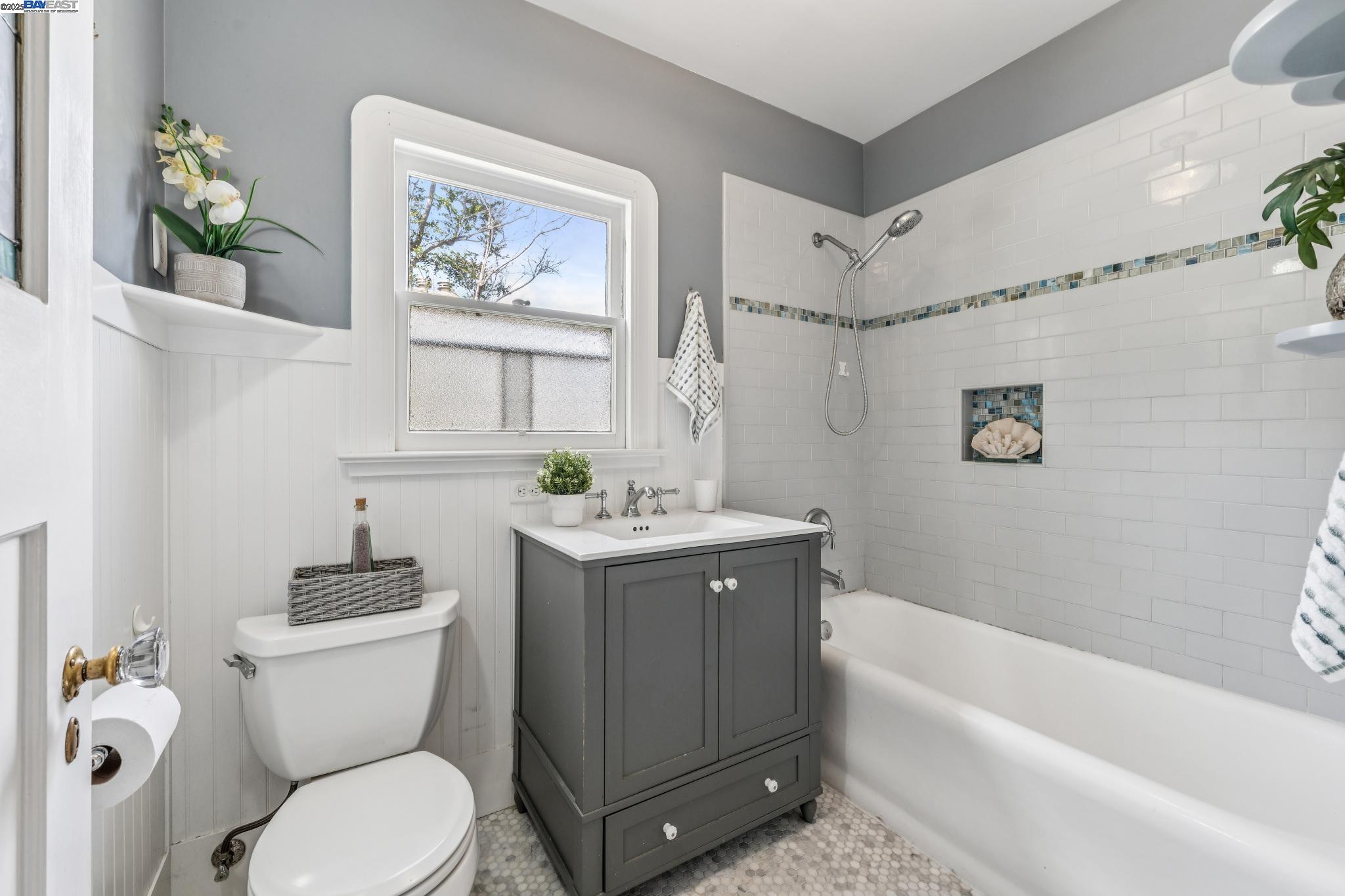 Detail Gallery Image 23 of 35 For 1405 Chestnut St, Alameda,  CA 94501 - 2 Beds | 2 Baths