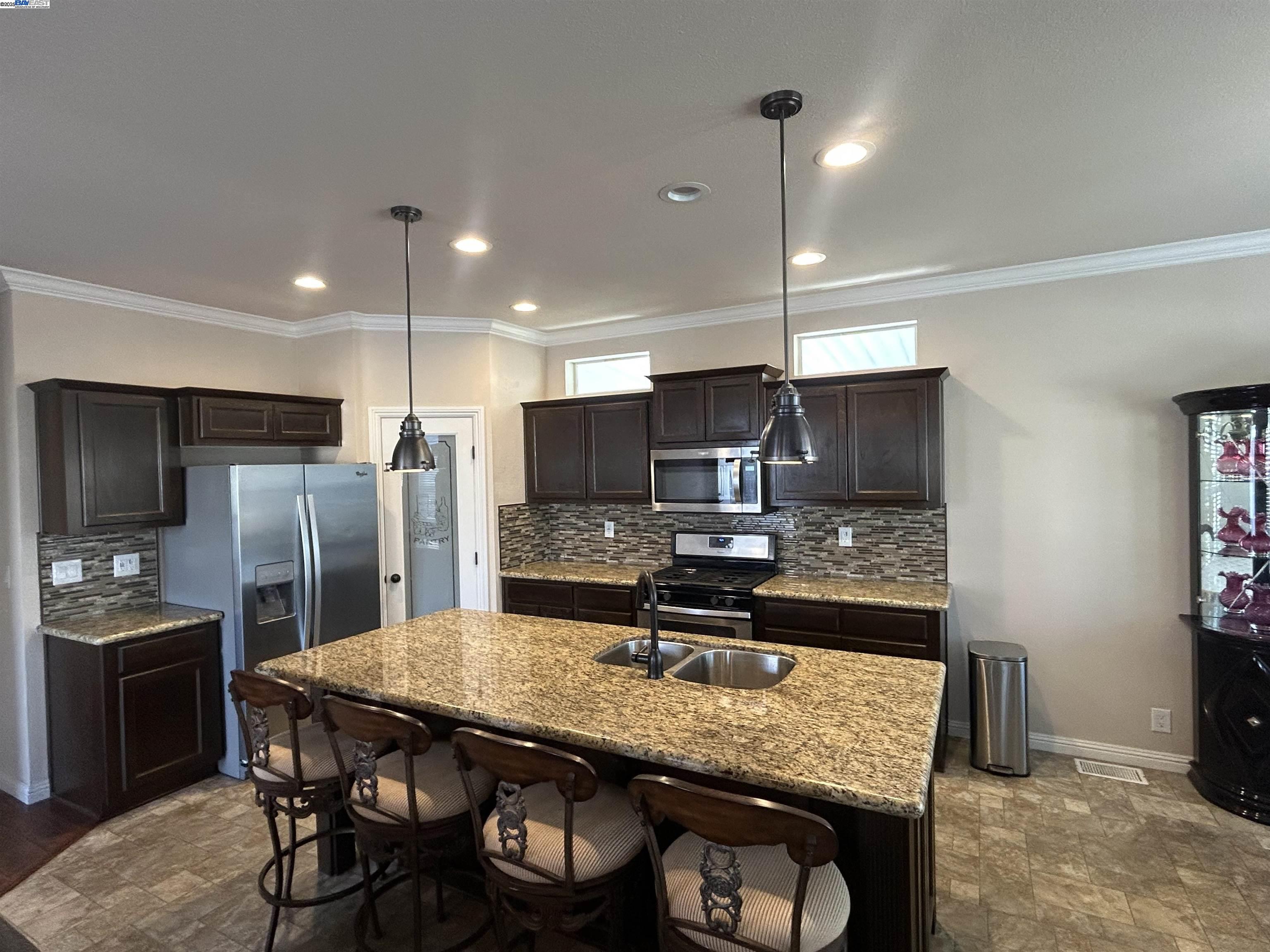 Detail Gallery Image 2 of 45 For 1200 W Winton Ave #203,  Hayward,  CA 94545 - 3 Beds | 2 Baths