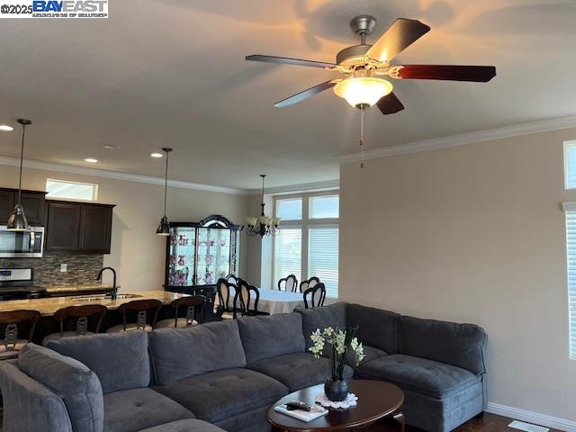 Detail Gallery Image 11 of 45 For 1200 W Winton Ave #203,  Hayward,  CA 94545 - 3 Beds | 2 Baths
