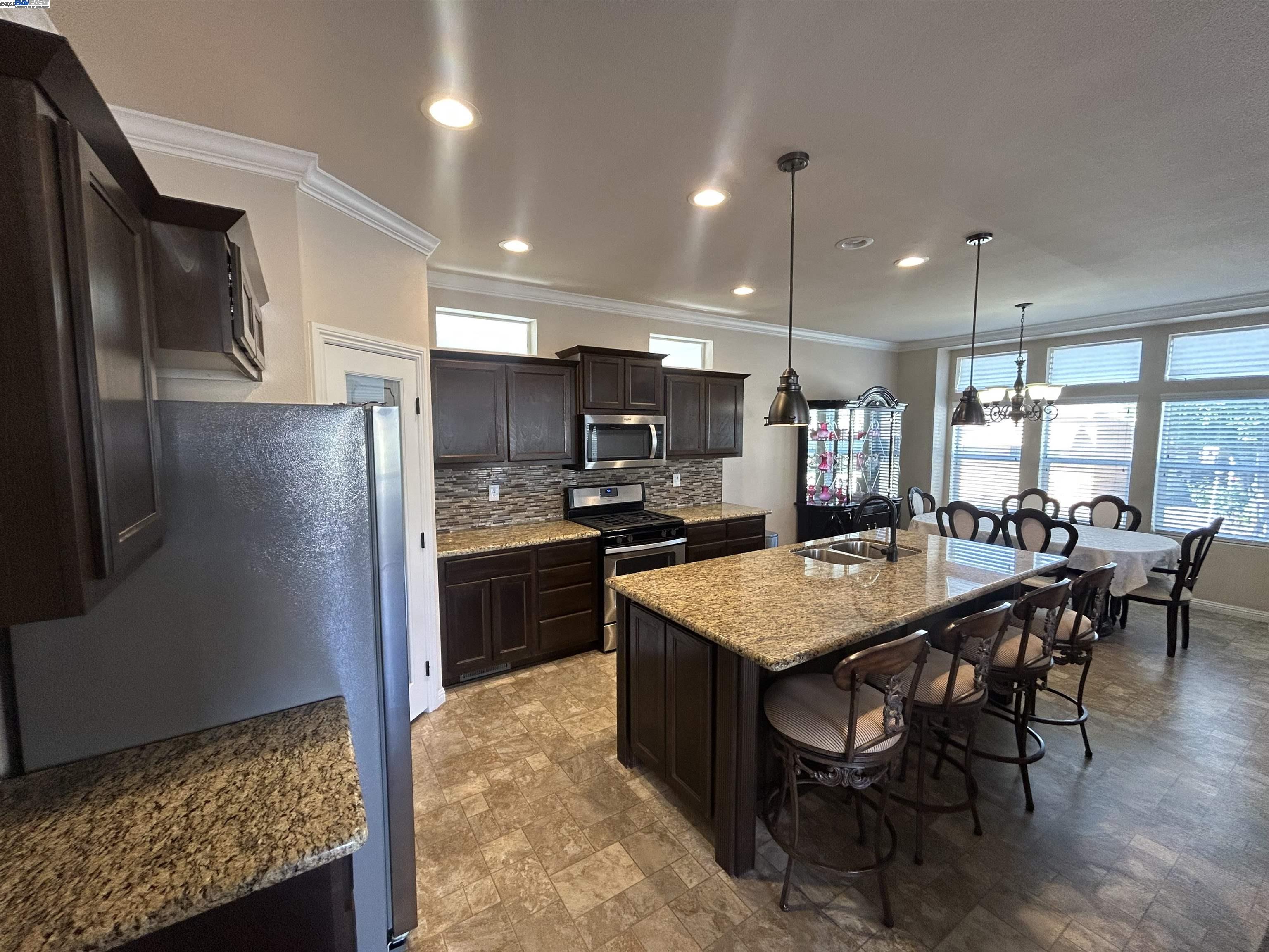 Detail Gallery Image 3 of 45 For 1200 W Winton Ave #203,  Hayward,  CA 94545 - 3 Beds | 2 Baths
