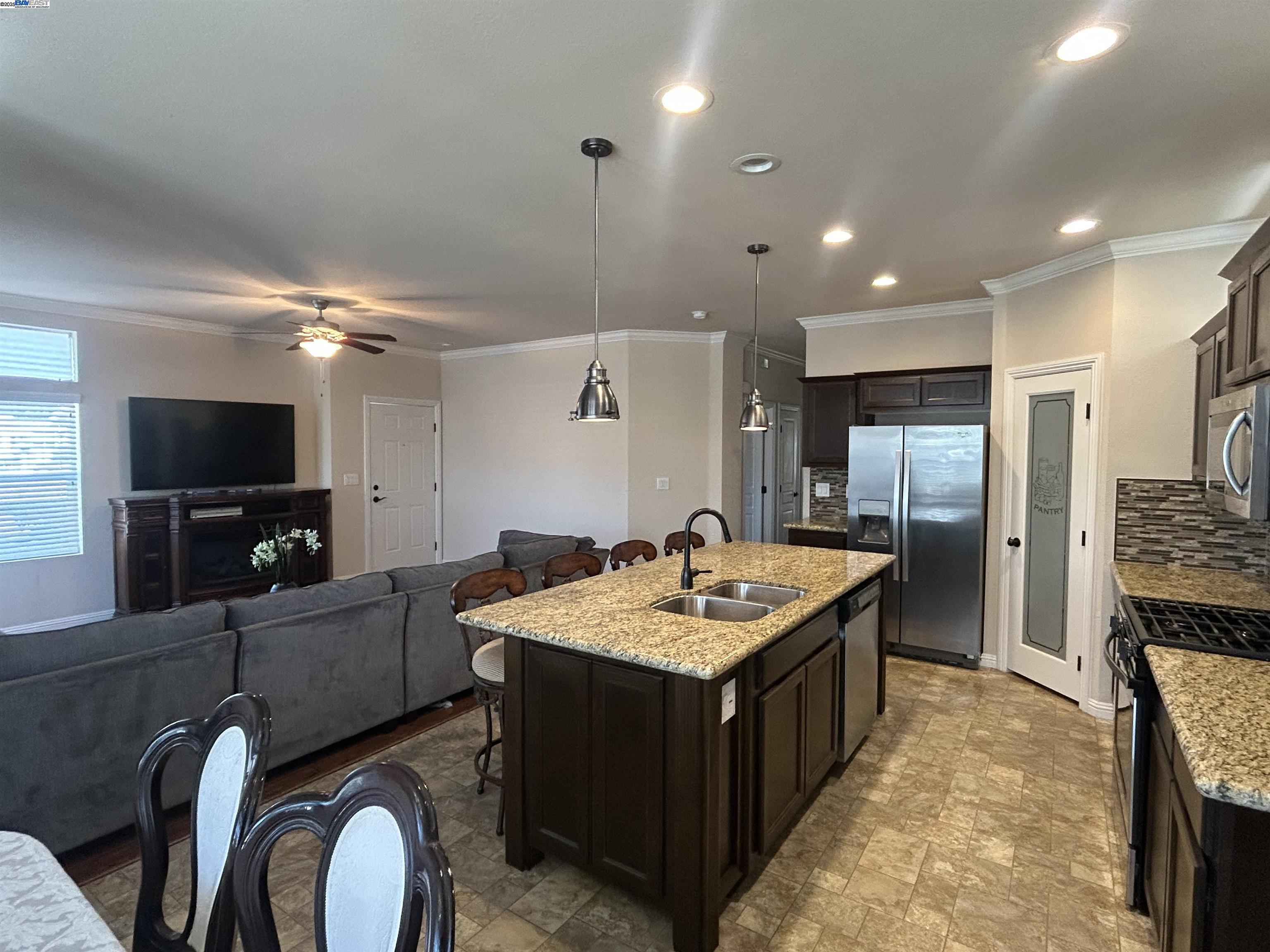 Detail Gallery Image 6 of 45 For 1200 W Winton Ave #203,  Hayward,  CA 94545 - 3 Beds | 2 Baths