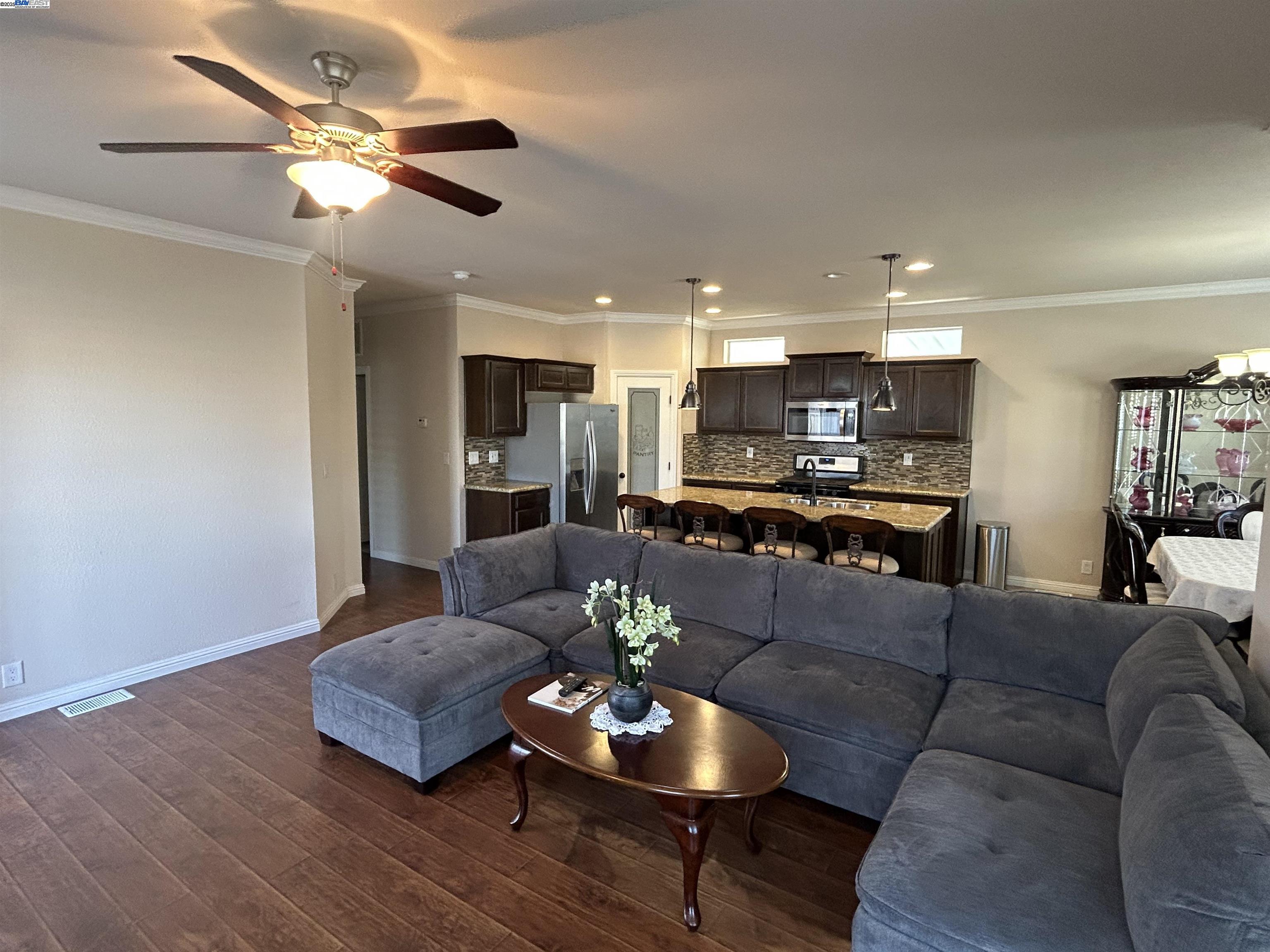Detail Gallery Image 8 of 45 For 1200 W Winton Ave #203,  Hayward,  CA 94545 - 3 Beds | 2 Baths