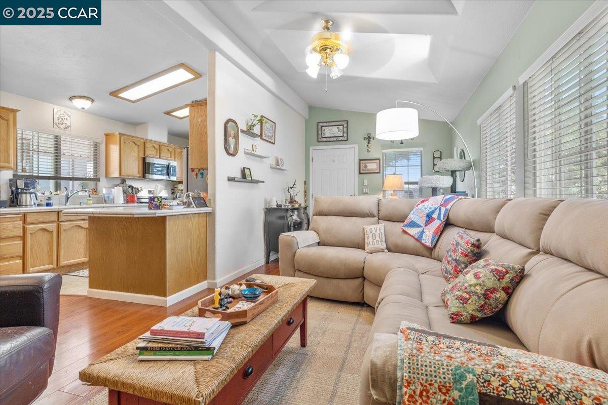Detail Gallery Image 8 of 27 For 193 Maureen Cir #193,  Bay Point,  CA 94565 - 3 Beds | 2 Baths