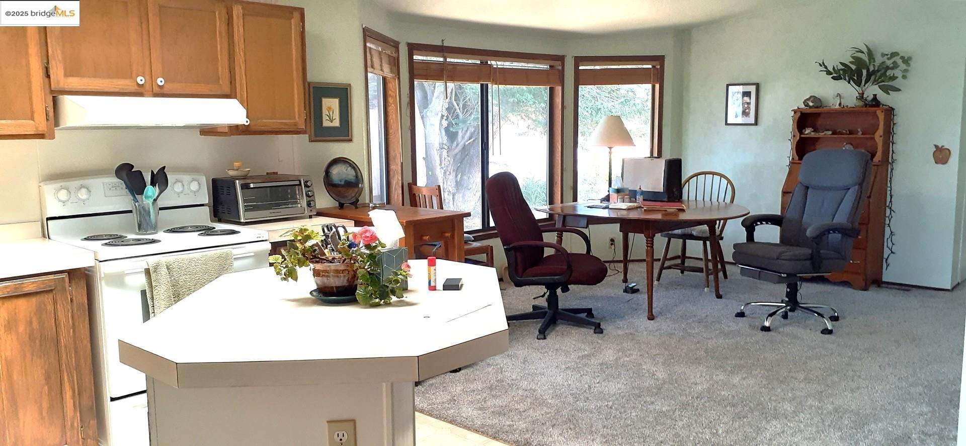 Detail Gallery Image 4 of 31 For 136 Castle Ct, Fortuna,  CA 95540 - 2 Beds | 2 Baths