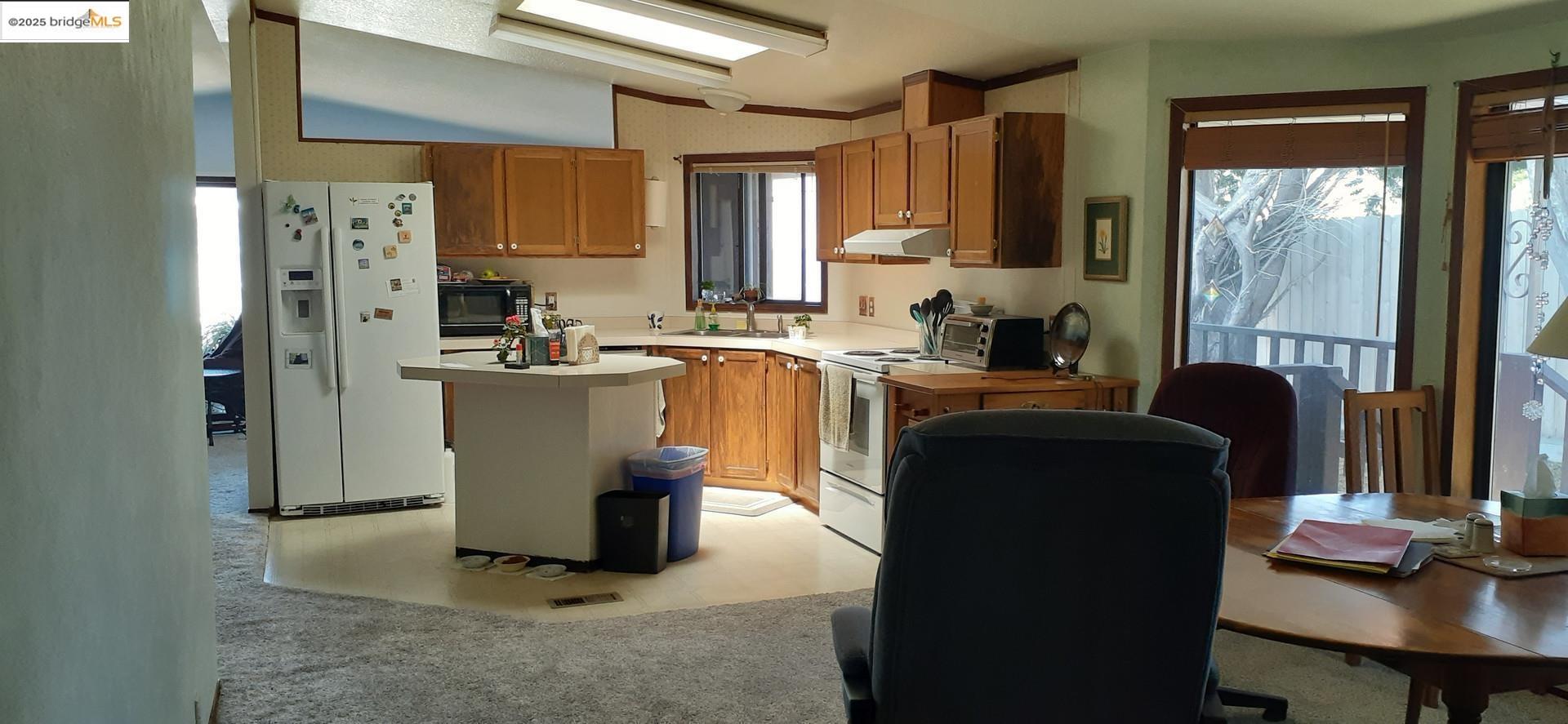 Detail Gallery Image 5 of 31 For 136 Castle Ct, Fortuna,  CA 95540 - 2 Beds | 2 Baths