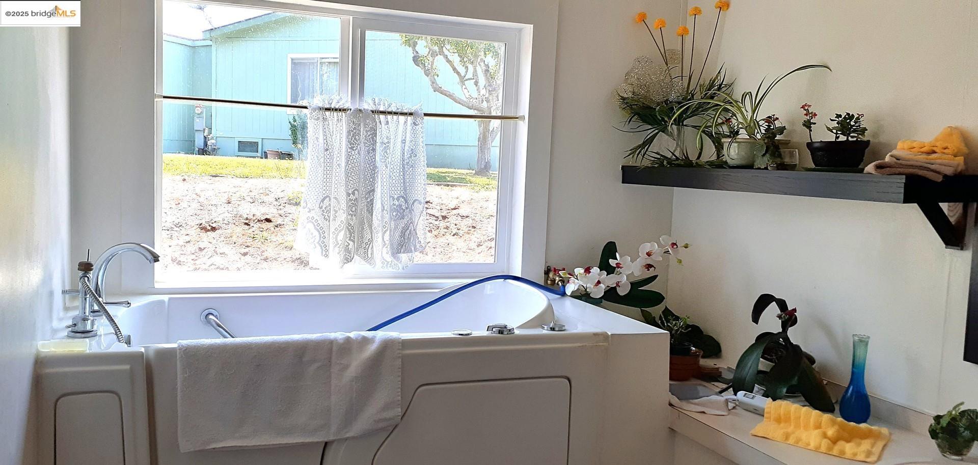 Detail Gallery Image 9 of 31 For 136 Castle Ct, Fortuna,  CA 95540 - 2 Beds | 2 Baths