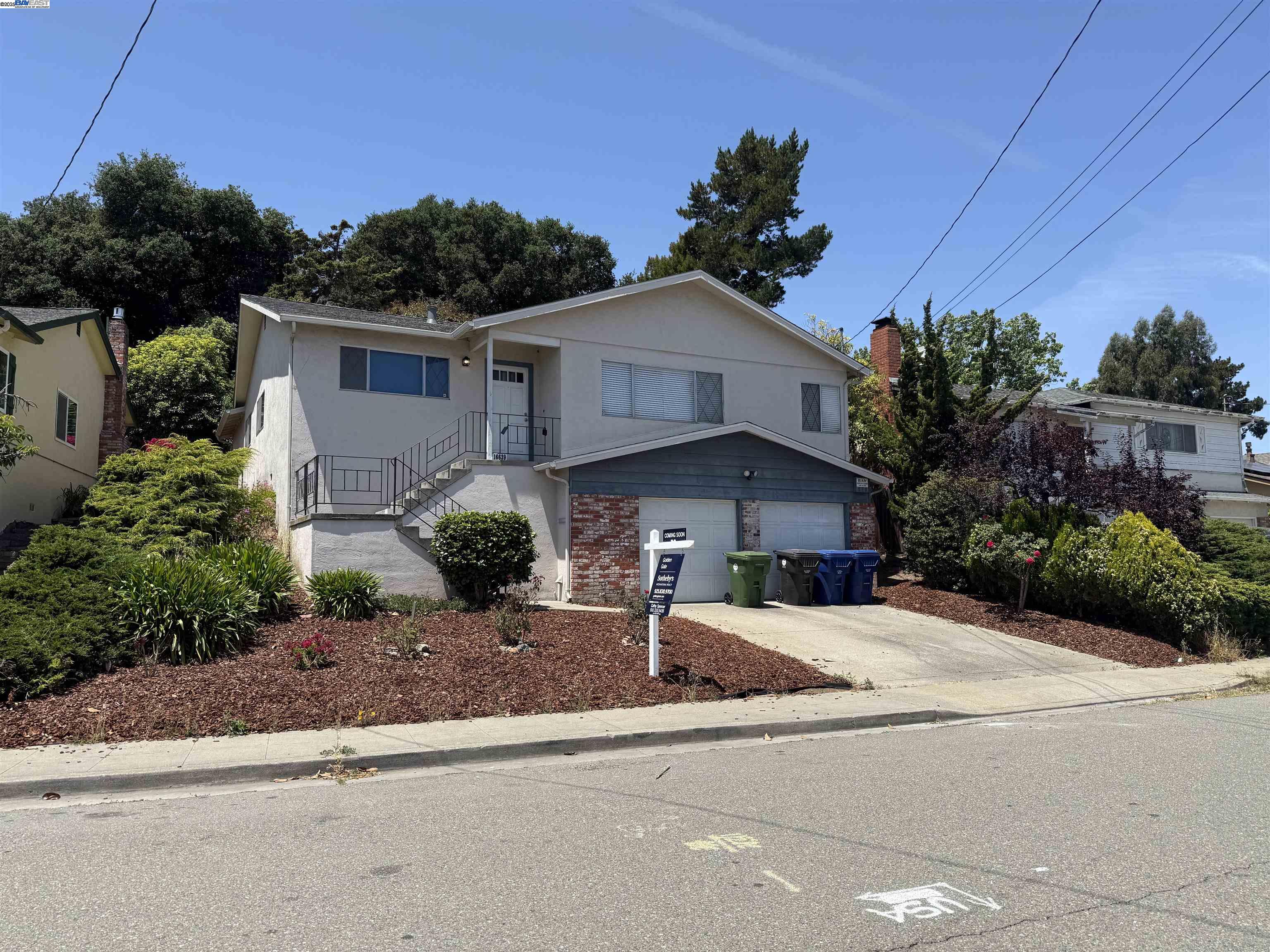 Detail Gallery Image 1 of 1 For 16639 Selby Dr, Castro Valley,  CA 94578 - 5 Beds | 2 Baths