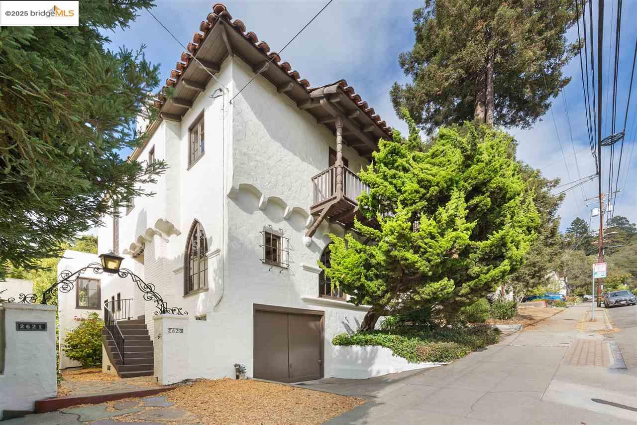 2623 Virginia, Berkeley, California 94709, 4 Bedrooms Bedrooms, 7 Rooms Rooms,2 BathroomsBathrooms,Residential Lease,For Rent,2623 Virginia,41101527