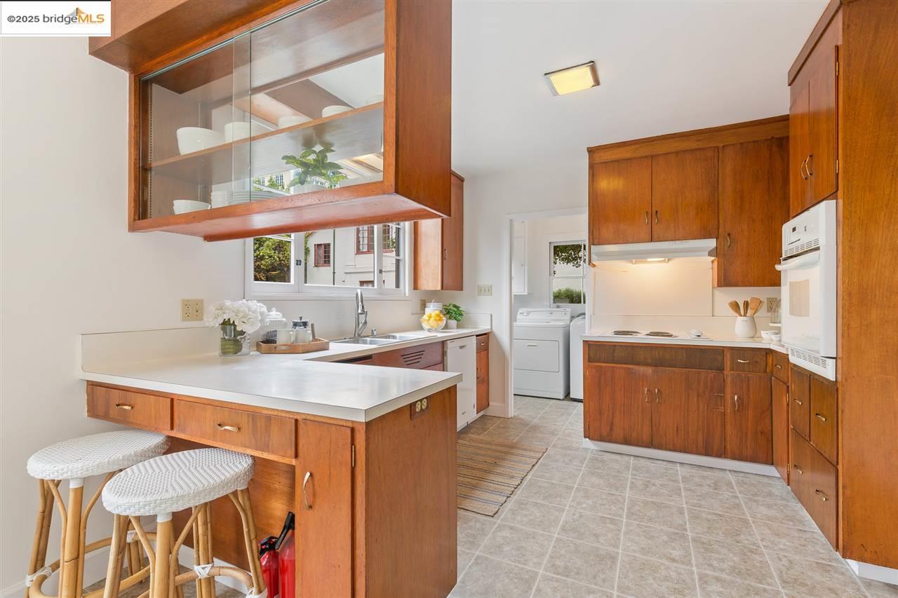2623 Virginia, Berkeley, California 94709, 4 Bedrooms Bedrooms, 7 Rooms Rooms,2 BathroomsBathrooms,Residential Lease,For Rent,2623 Virginia,41101527