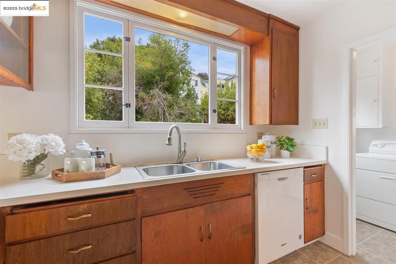 2623 Virginia, Berkeley, California 94709, 4 Bedrooms Bedrooms, 7 Rooms Rooms,2 BathroomsBathrooms,Residential Lease,For Rent,2623 Virginia,41101527