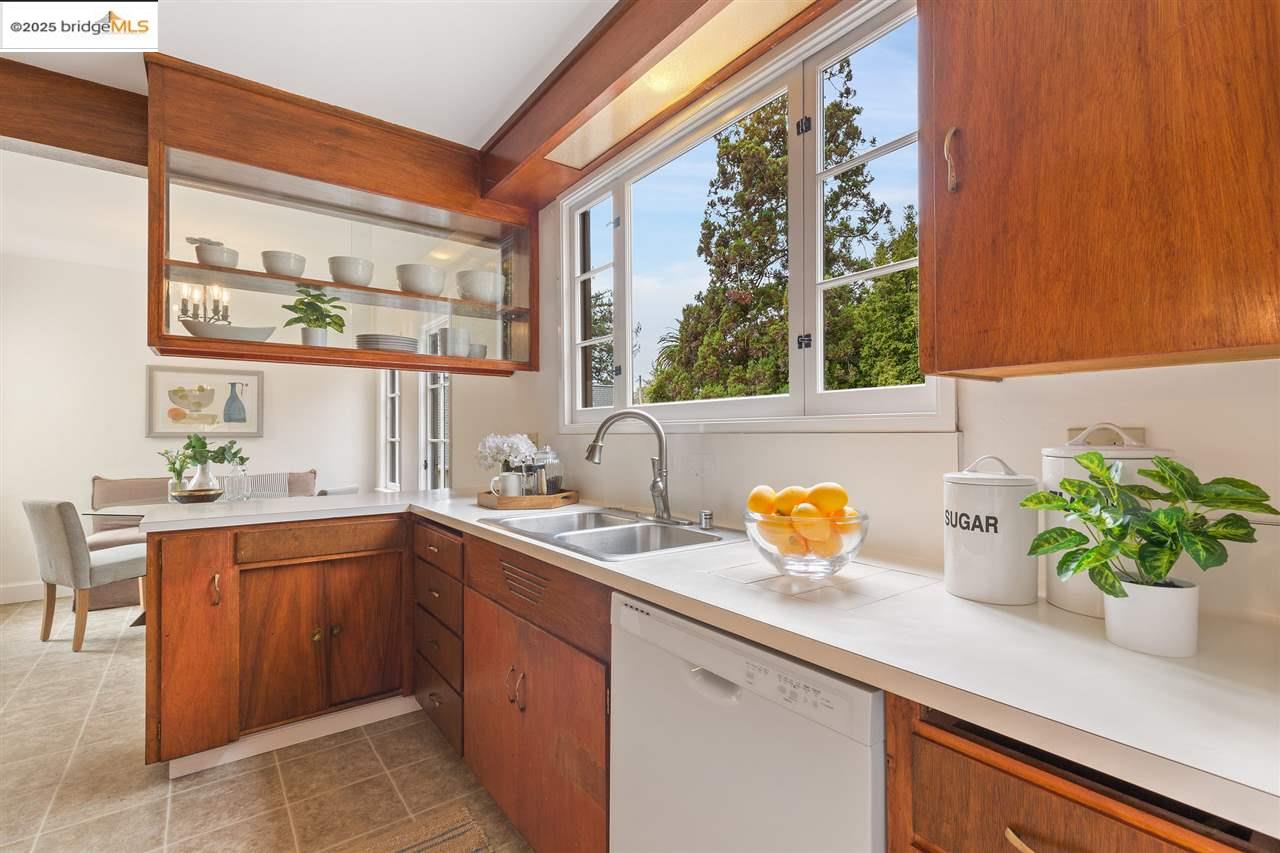 2623 Virginia, Berkeley, California 94709, 4 Bedrooms Bedrooms, 7 Rooms Rooms,2 BathroomsBathrooms,Residential Lease,For Rent,2623 Virginia,41101527