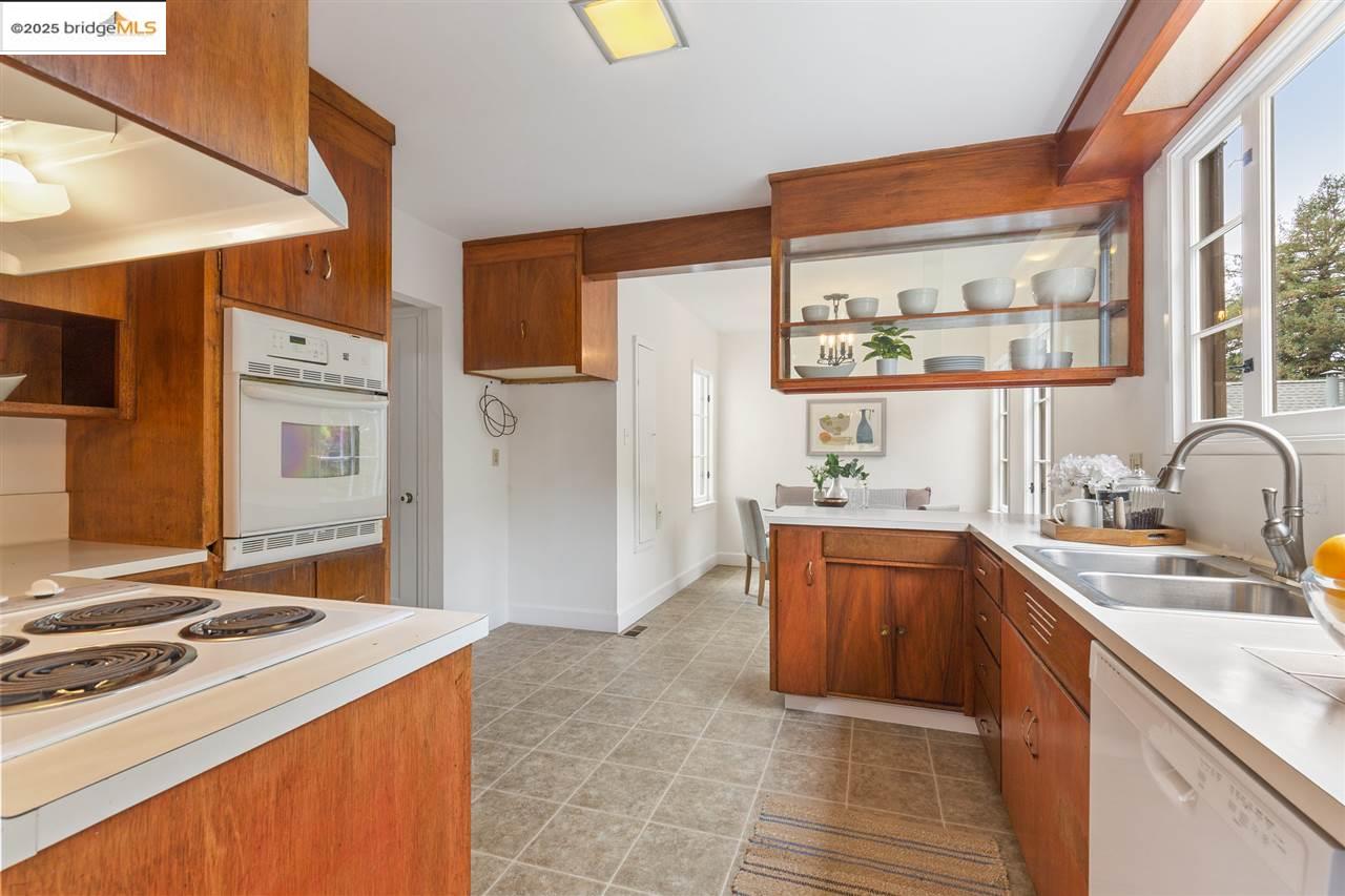2623 Virginia, Berkeley, California 94709, 4 Bedrooms Bedrooms, 7 Rooms Rooms,2 BathroomsBathrooms,Residential Lease,For Rent,2623 Virginia,41101527