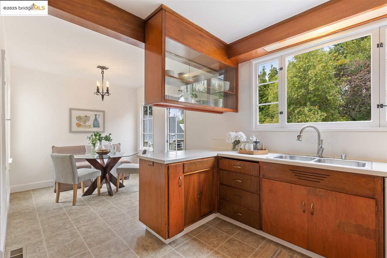 2623 Virginia, Berkeley, California 94709, 4 Bedrooms Bedrooms, 7 Rooms Rooms,2 BathroomsBathrooms,Residential Lease,For Rent,2623 Virginia,41101527