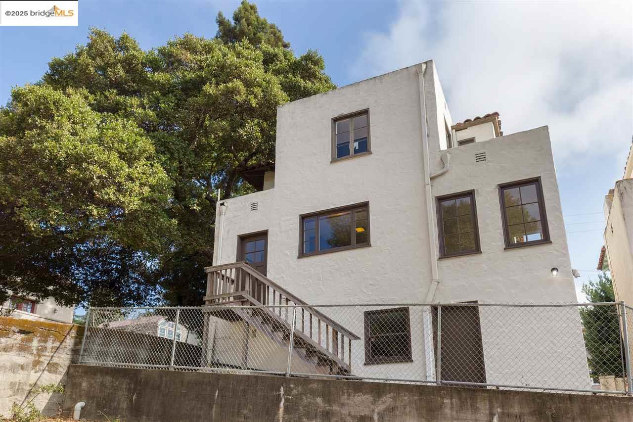 2623 Virginia, Berkeley, California 94709, 4 Bedrooms Bedrooms, 7 Rooms Rooms,2 BathroomsBathrooms,Residential Lease,For Rent,2623 Virginia,41101527