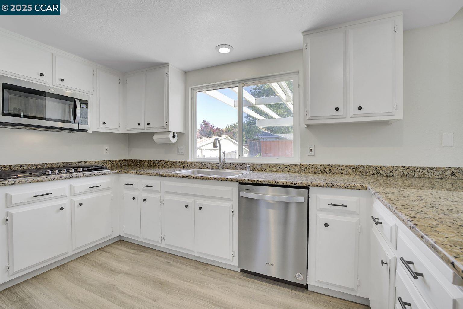 Detail Gallery Image 11 of 36 For 2005 Cerro Ct, Antioch,  CA 94509 - 4 Beds | 2/1 Baths
