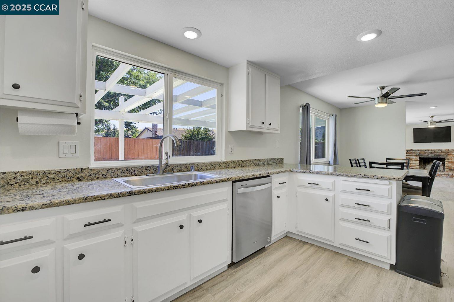 Detail Gallery Image 13 of 36 For 2005 Cerro Ct, Antioch,  CA 94509 - 4 Beds | 2/1 Baths