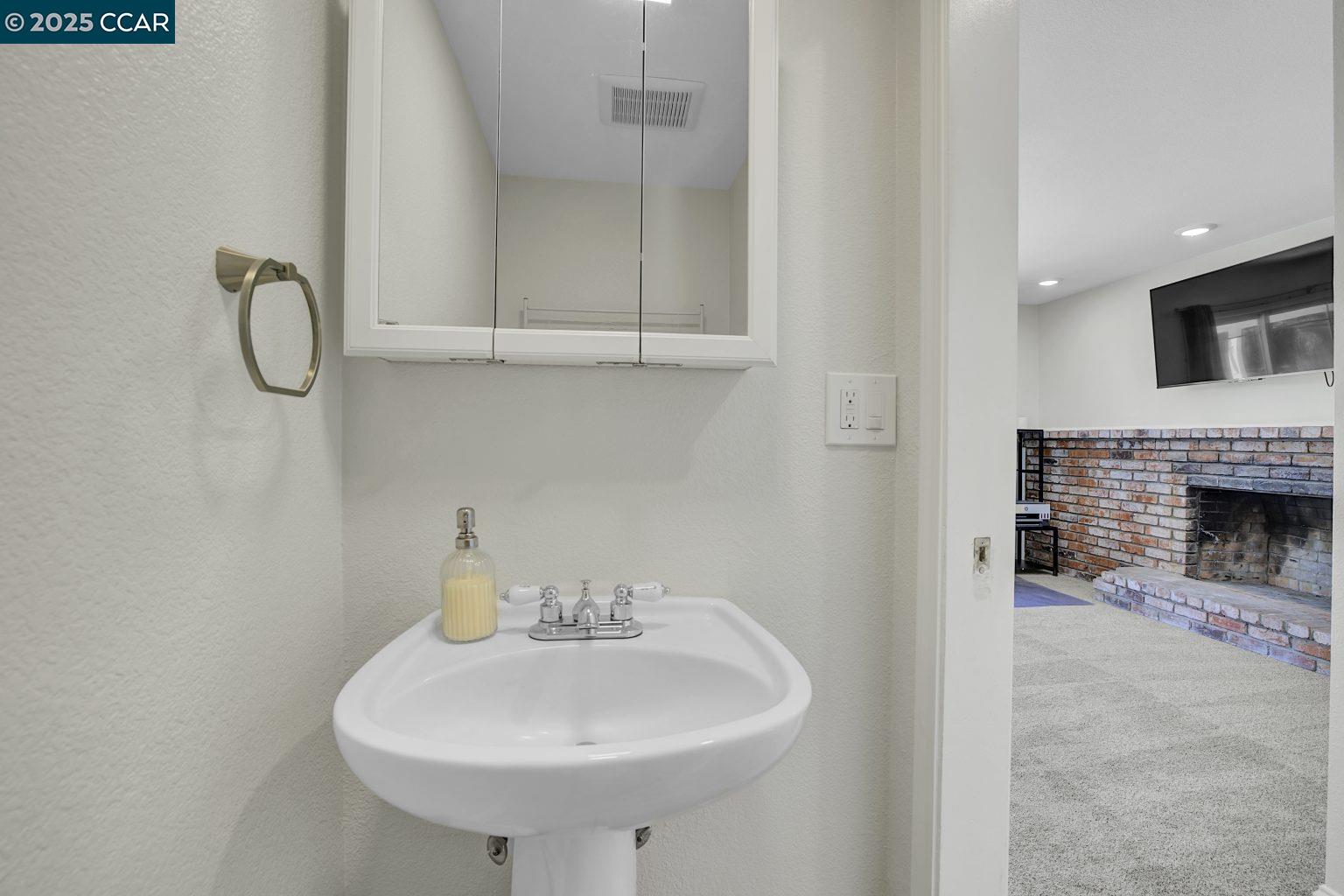 Detail Gallery Image 18 of 36 For 2005 Cerro Ct, Antioch,  CA 94509 - 4 Beds | 2/1 Baths