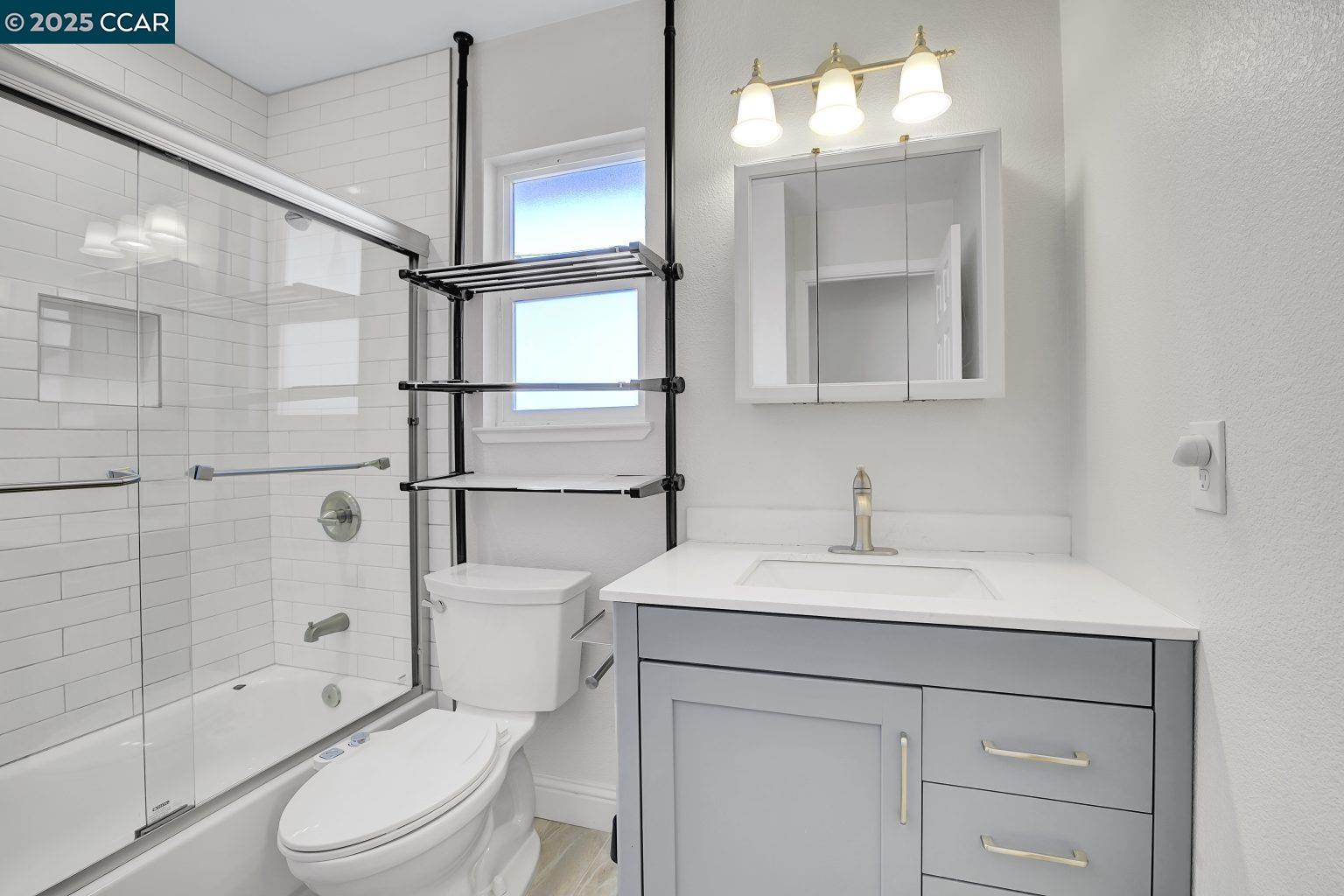 Detail Gallery Image 26 of 36 For 2005 Cerro Ct, Antioch,  CA 94509 - 4 Beds | 2/1 Baths