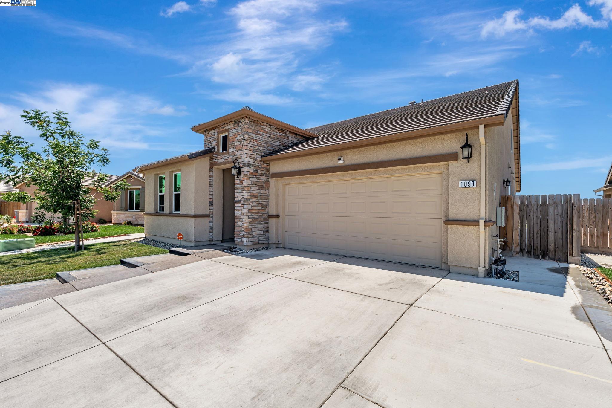 Detail Gallery Image 3 of 44 For 1893 Summit Dr, Los Banos,  CA 93635 - 6 Beds | 3 Baths