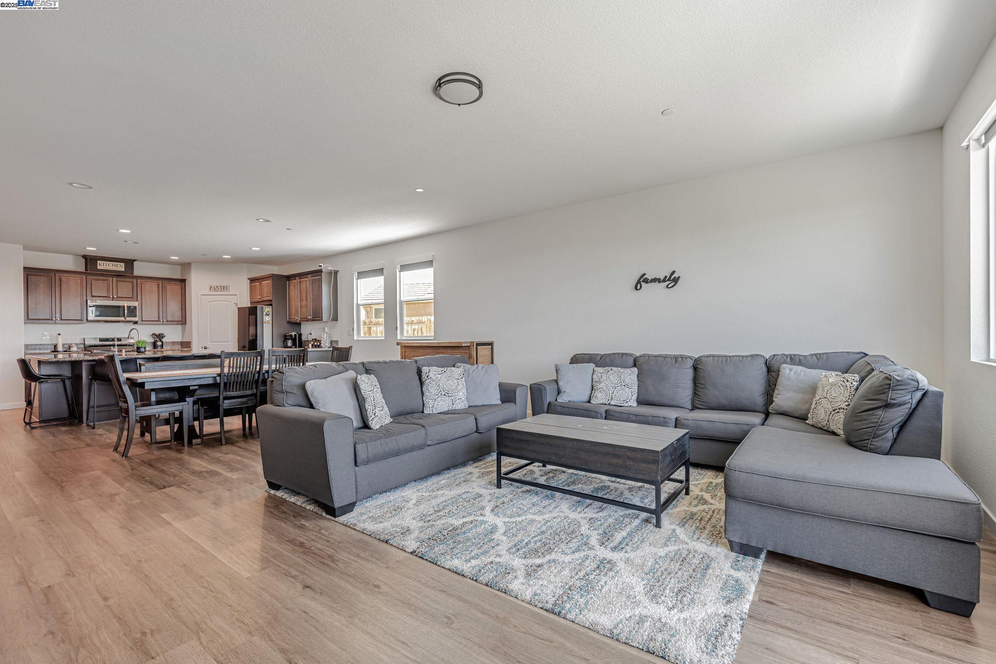 Detail Gallery Image 6 of 44 For 1893 Summit Dr, Los Banos,  CA 93635 - 6 Beds | 3 Baths