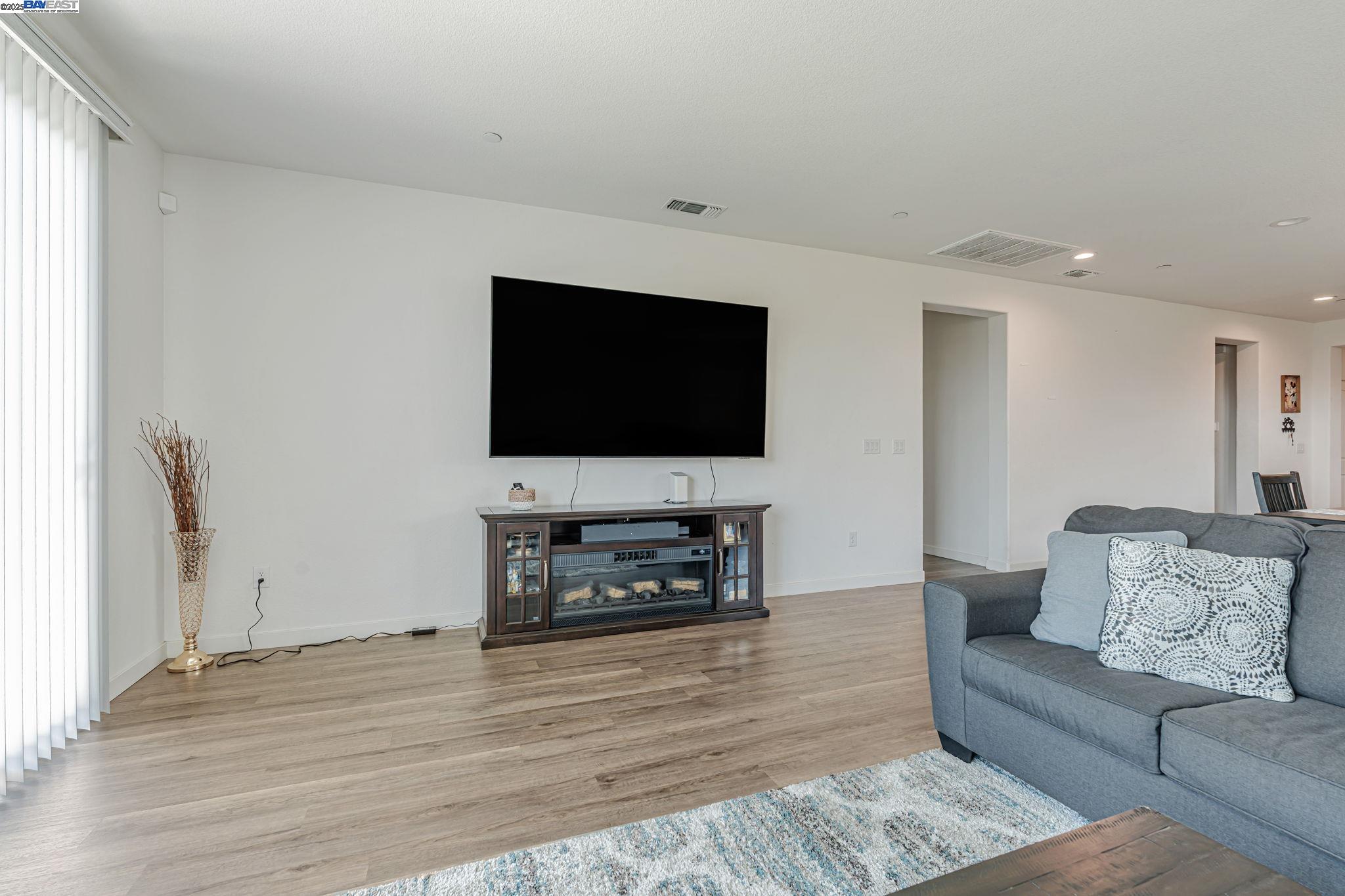Detail Gallery Image 8 of 44 For 1893 Summit Dr, Los Banos,  CA 93635 - 6 Beds | 3 Baths