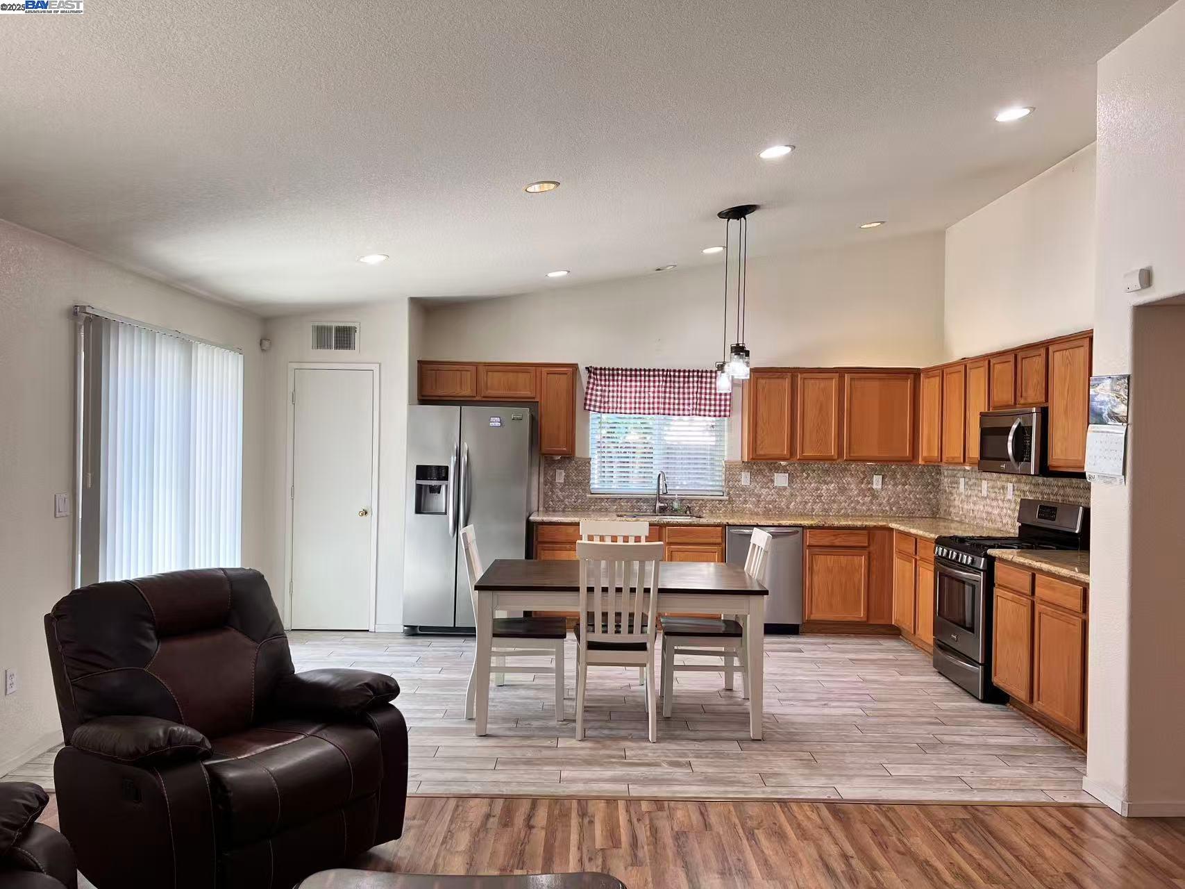 Detail Gallery Image 7 of 21 For 10009 Copco Ln, Stockton,  CA 95219 - 3 Beds | 2 Baths
