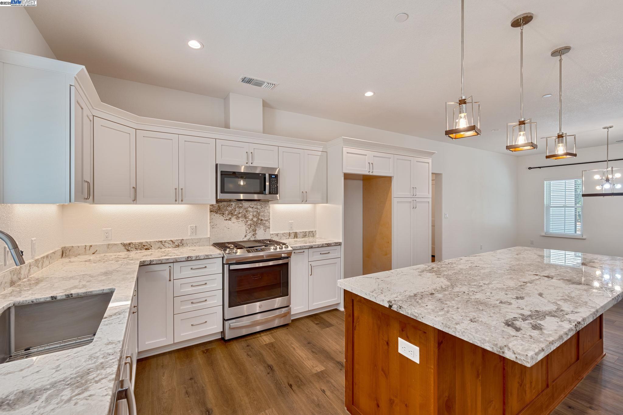Detail Gallery Image 8 of 29 For 5579 Glen Dr, Foresthill,  CA 95631 - 3 Beds | 2 Baths