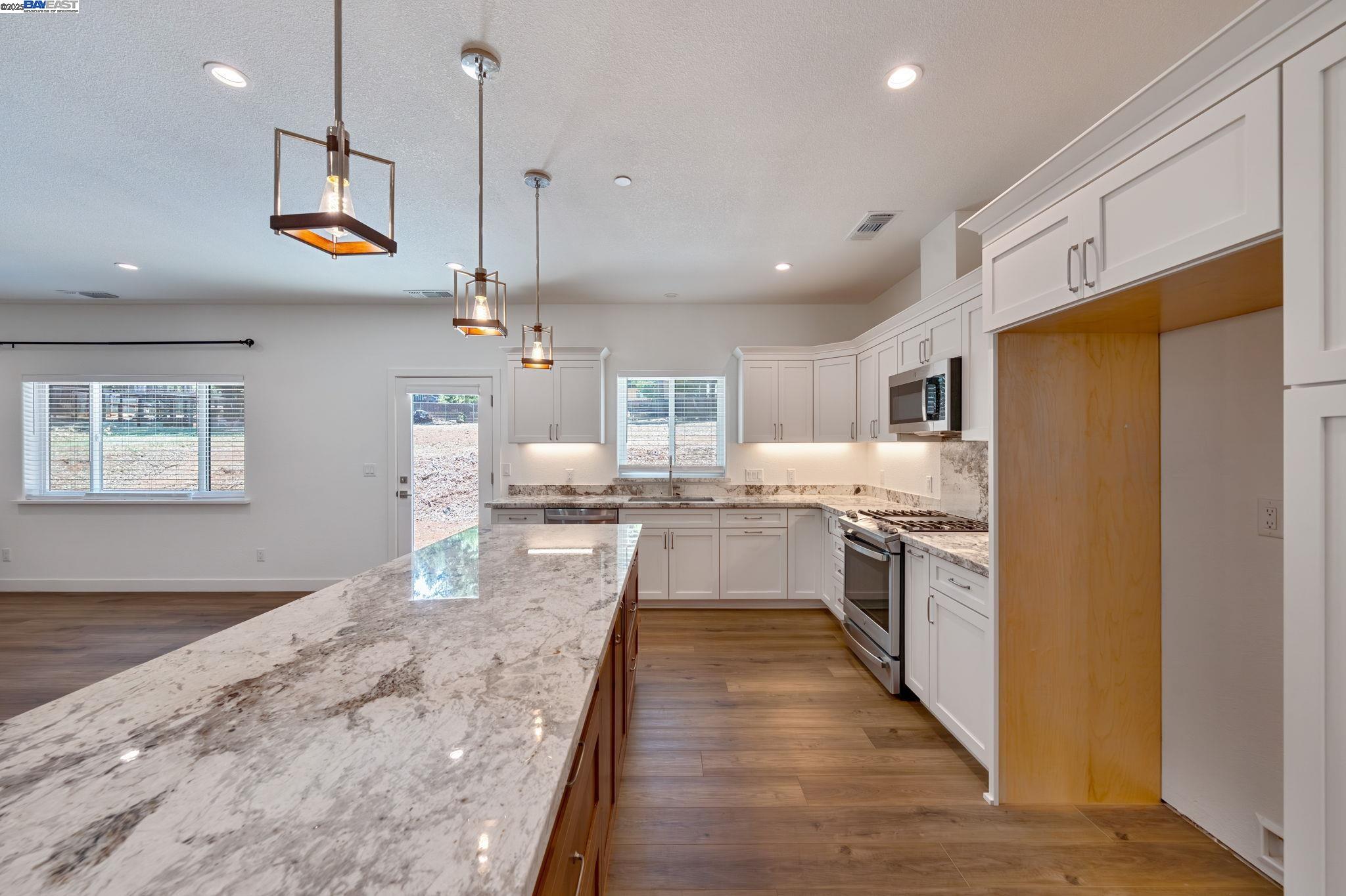 Detail Gallery Image 10 of 29 For 5579 Glen Dr, Foresthill,  CA 95631 - 3 Beds | 2 Baths
