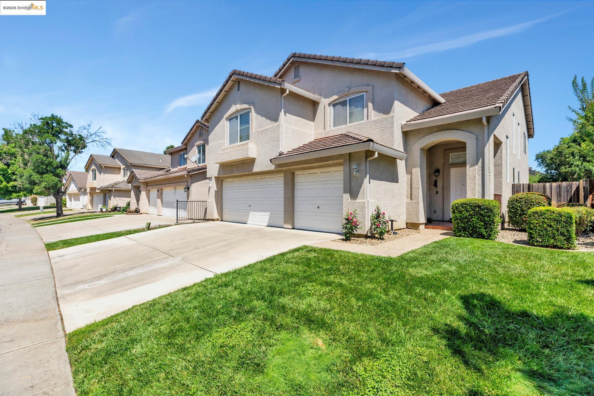 Detail Gallery Image 1 of 1 For 8215 Red Elk Dr, Elk Grove,  CA 95758 - 5 Beds | 2/1 Baths