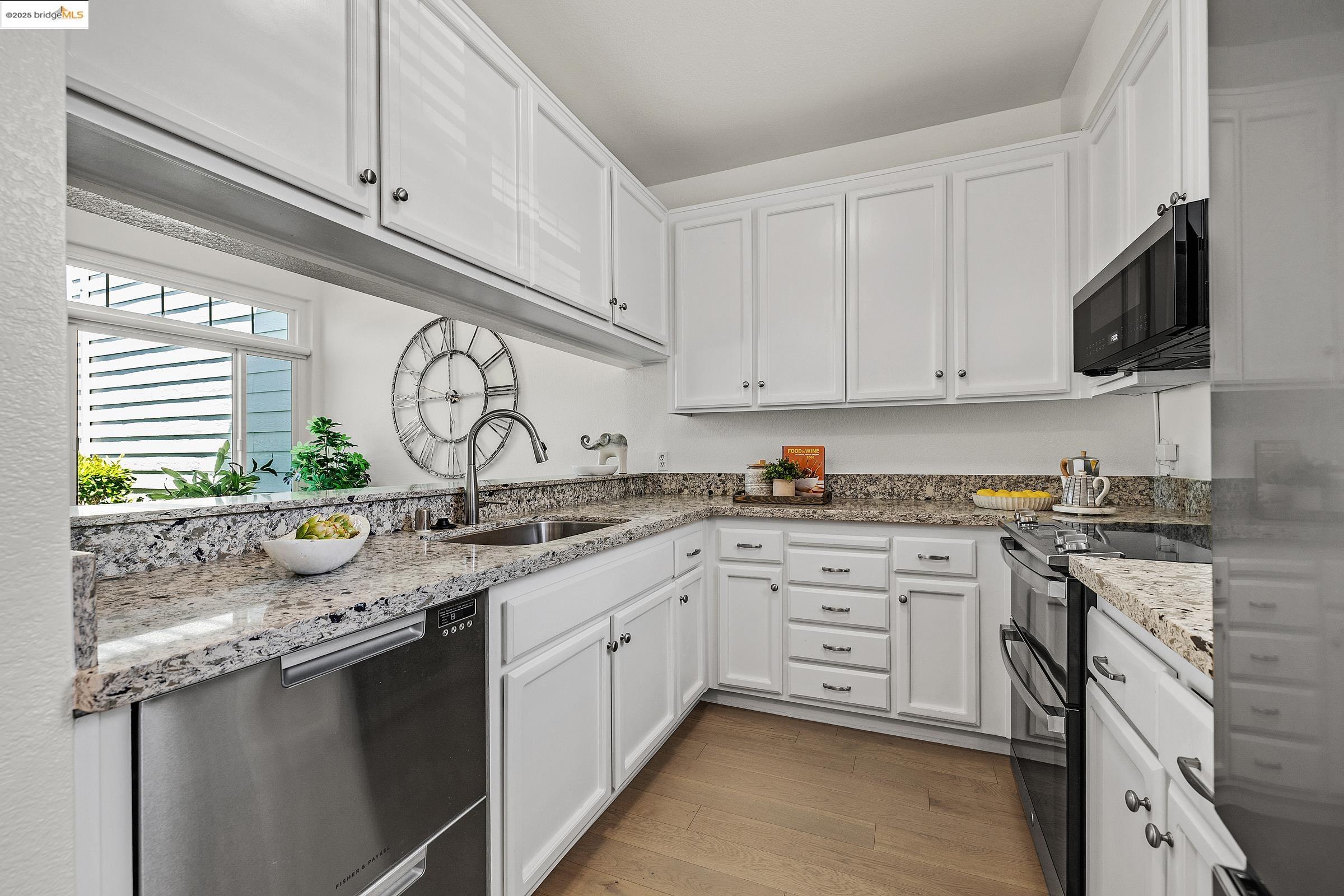 408 Commodore Dr