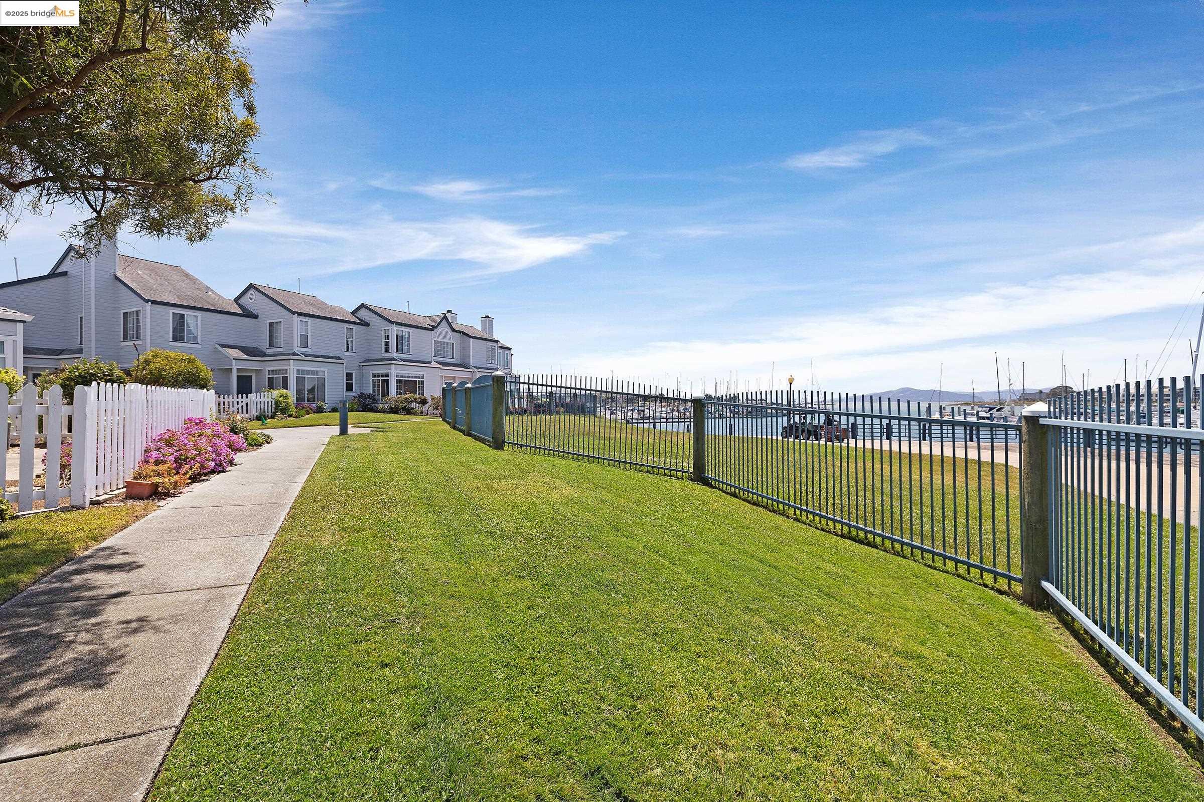 408 Commodore Dr