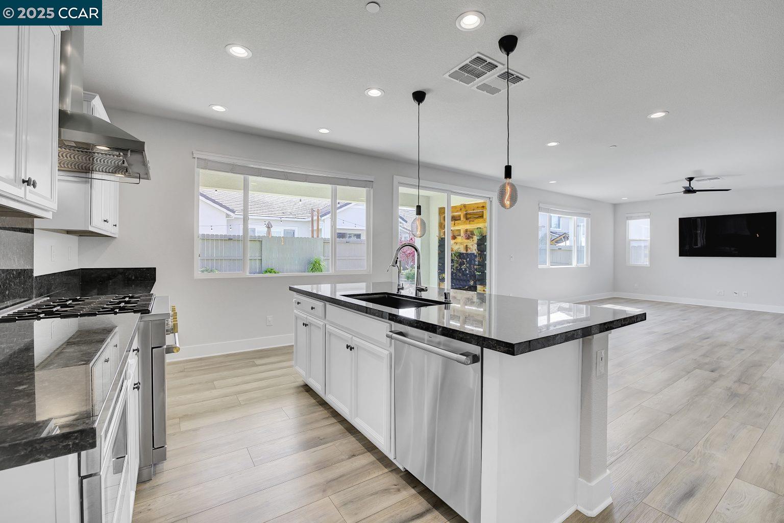 Detail Gallery Image 13 of 56 For 749 Hydrangea Dr, Vacaville,  CA 95687 - 4 Beds | 3/1 Baths